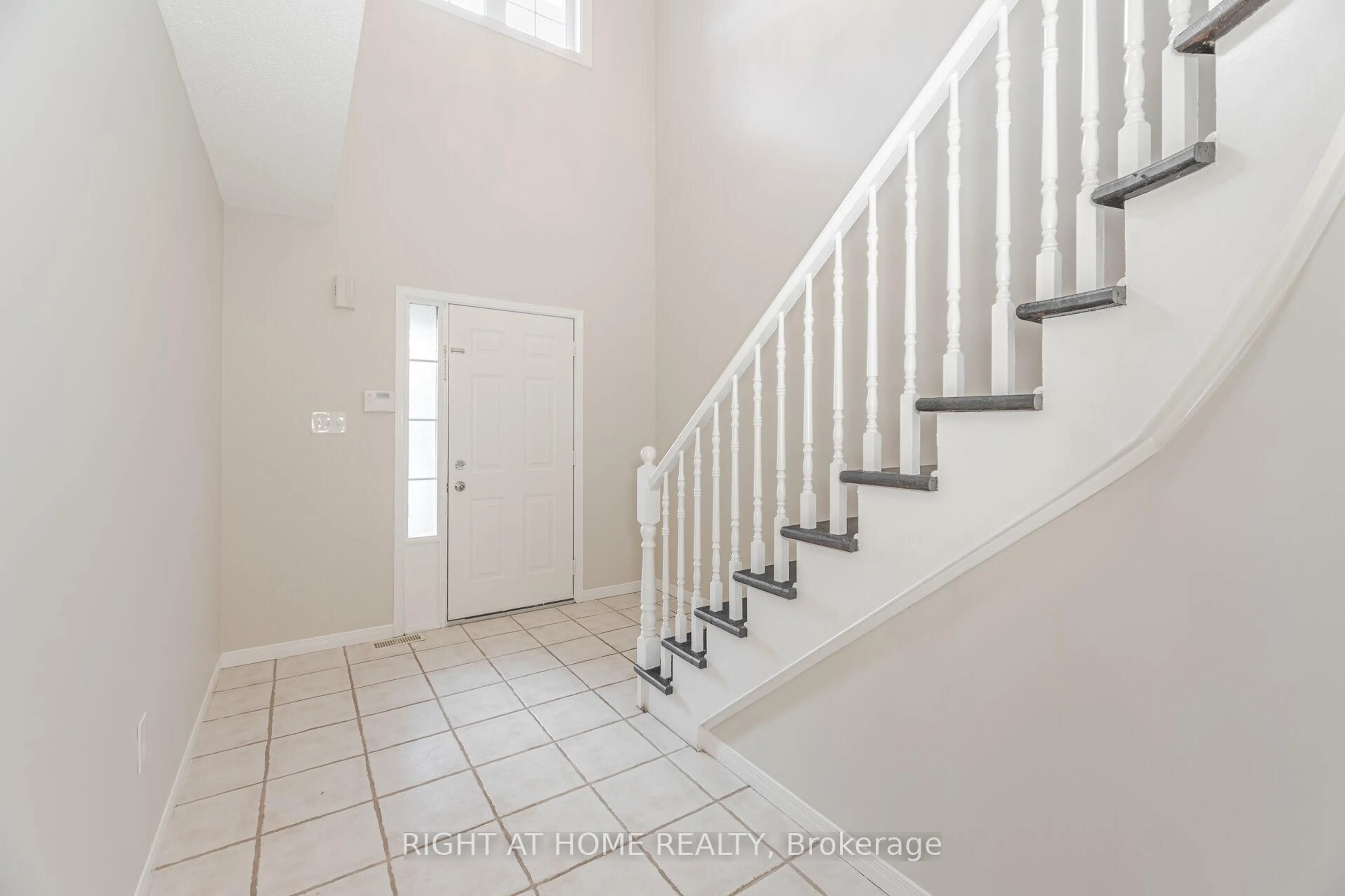 Indoor entryway for 1283 Blanshard Dr #2, Burlington Ontario L7M 4T8