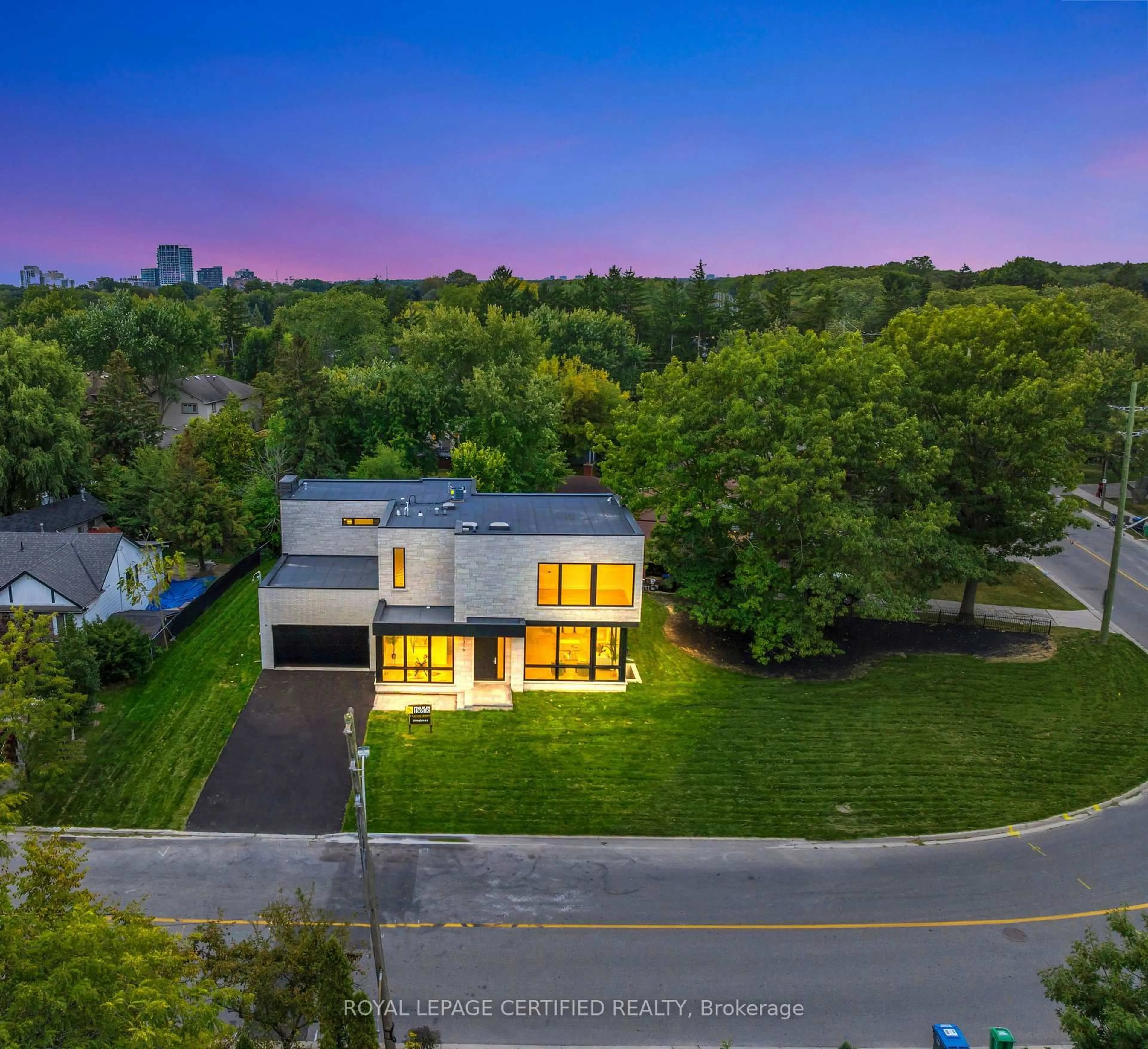 A pic from outside/outdoor area/front of a property/back of a property/a pic from drone, street for 1316 Mineola Gdns, Mississauga Ontario L5G 3Y3