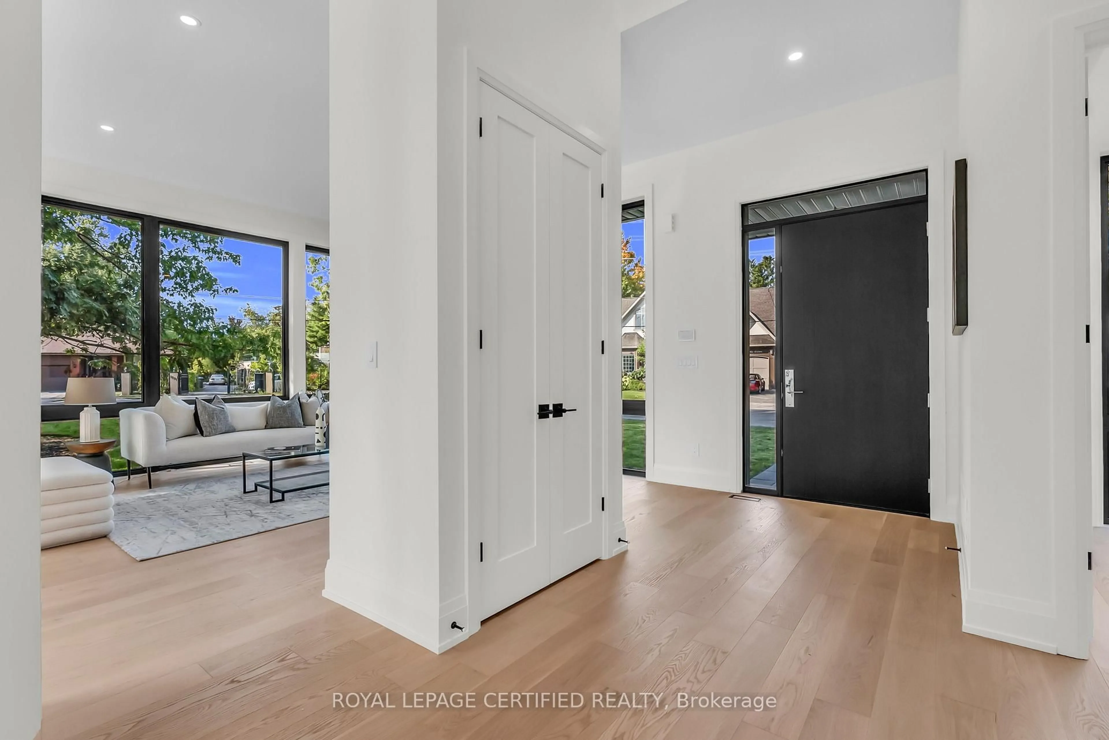 Indoor entryway for 1316 Mineola Gdns, Mississauga Ontario L5G 3Y3