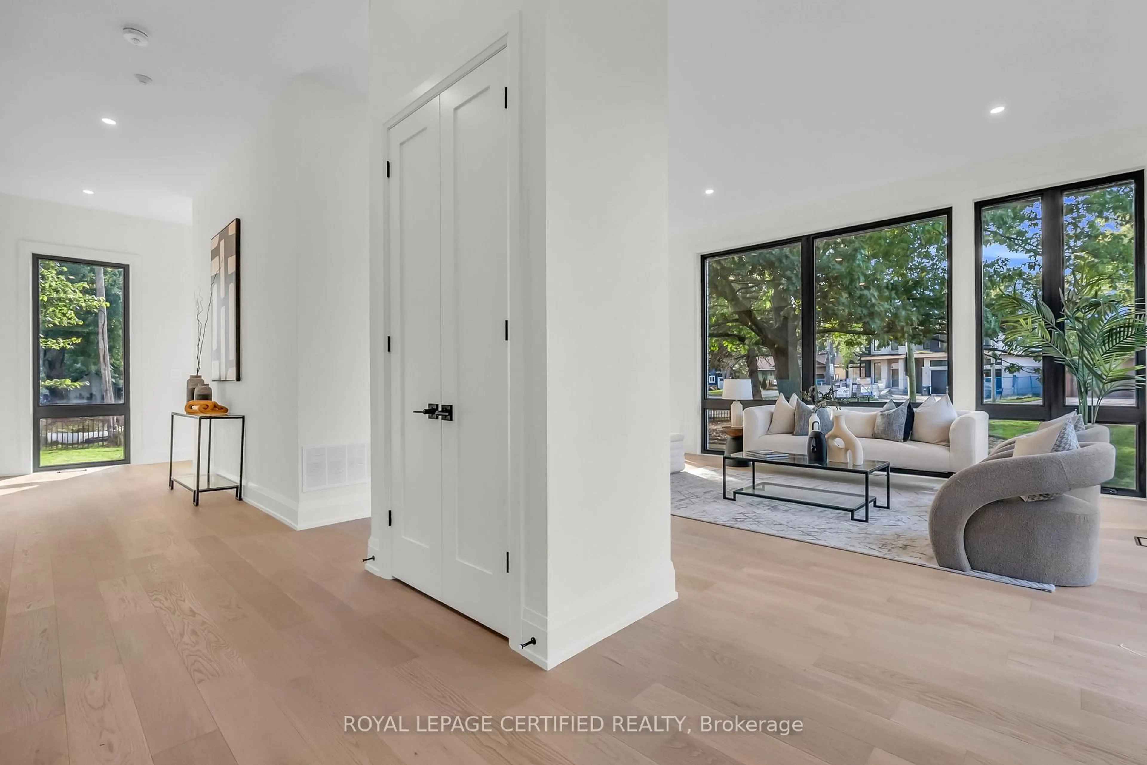 Indoor entryway for 1316 Mineola Gdns, Mississauga Ontario L5G 3Y3