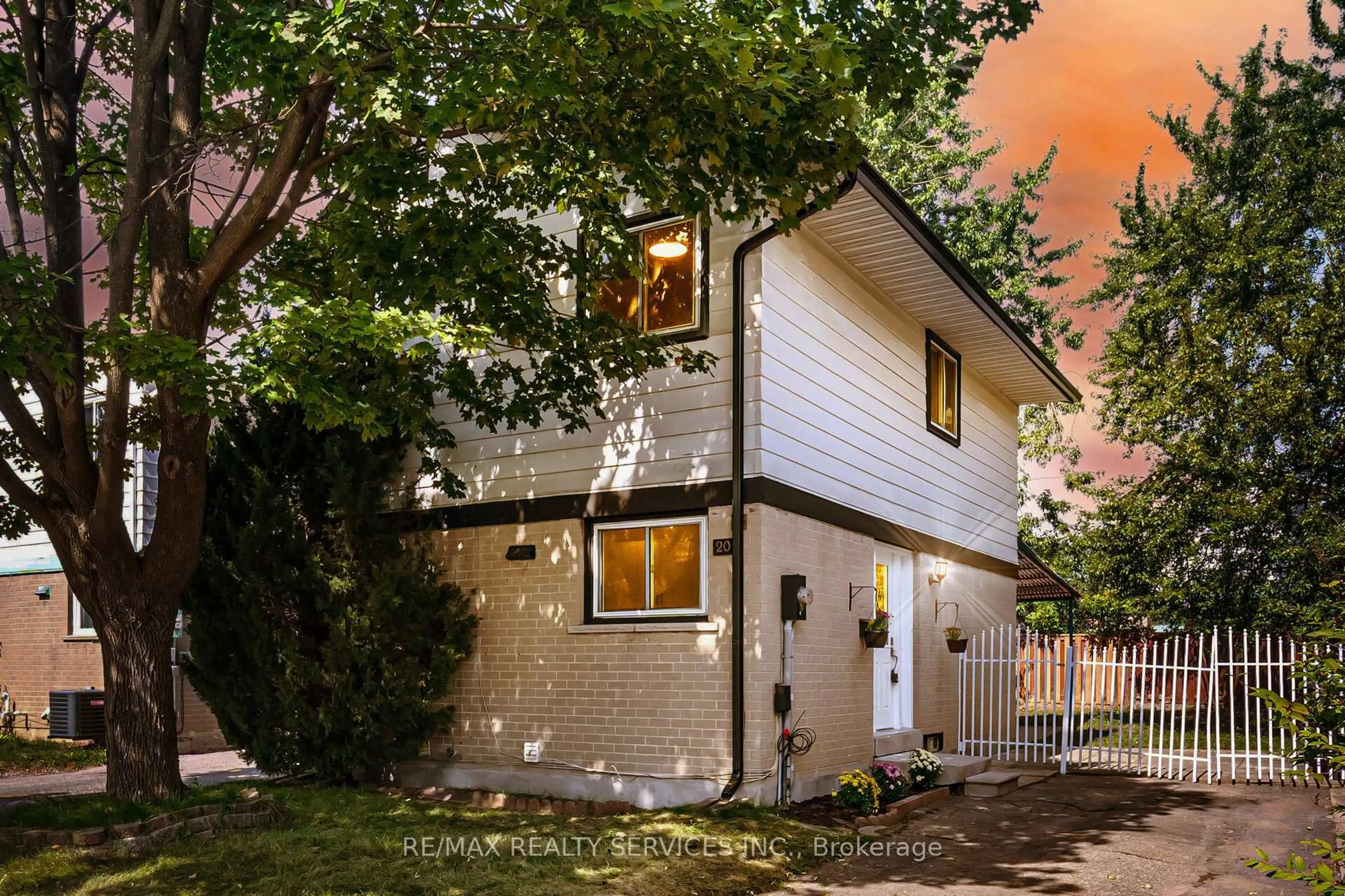 Unknown for 20 Greenhills Sq, Brampton Ontario L6S 2J4