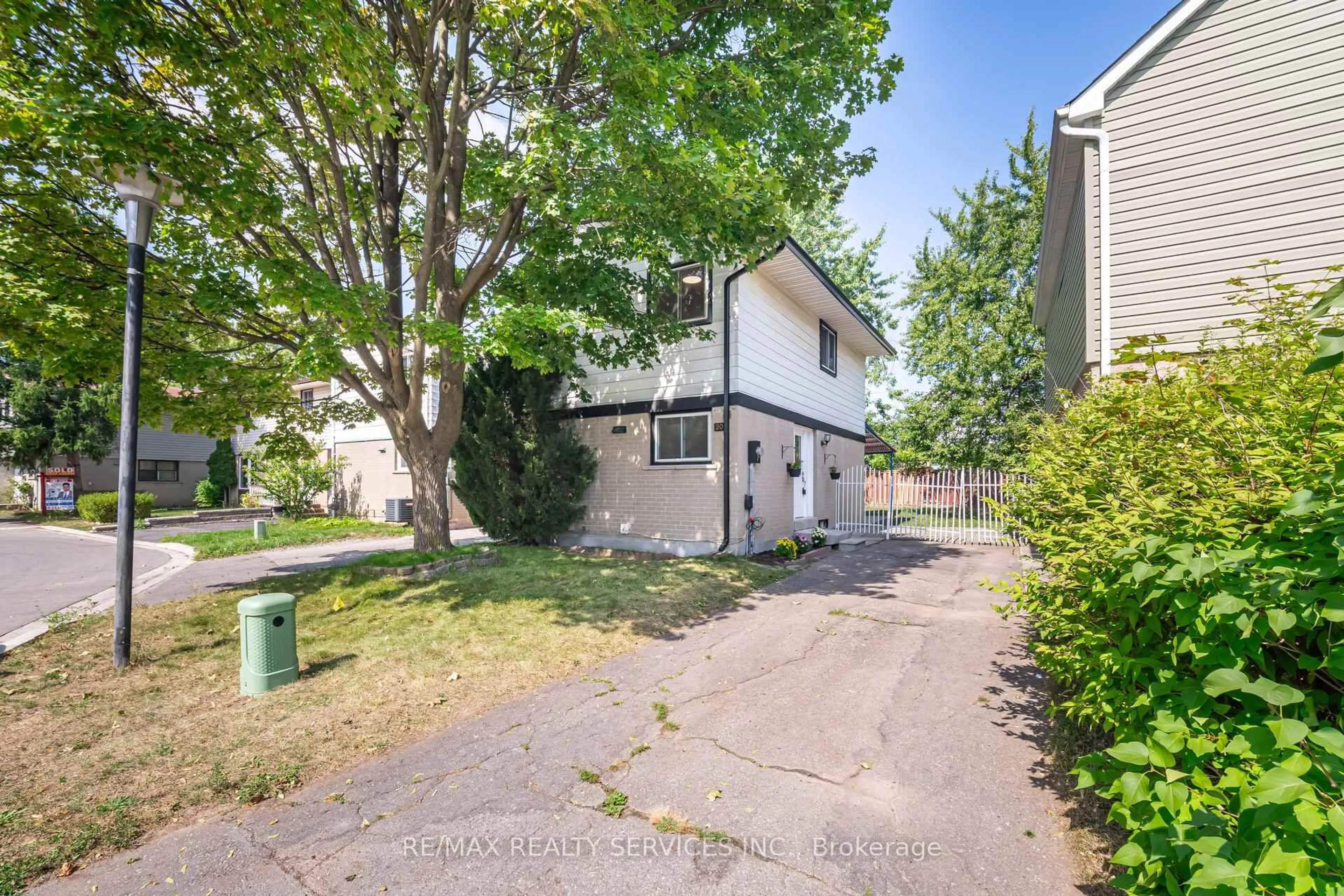 A pic from outside/outdoor area/front of a property/back of a property/a pic from drone, street for 20 Greenhills Sq, Brampton Ontario L6S 2J4