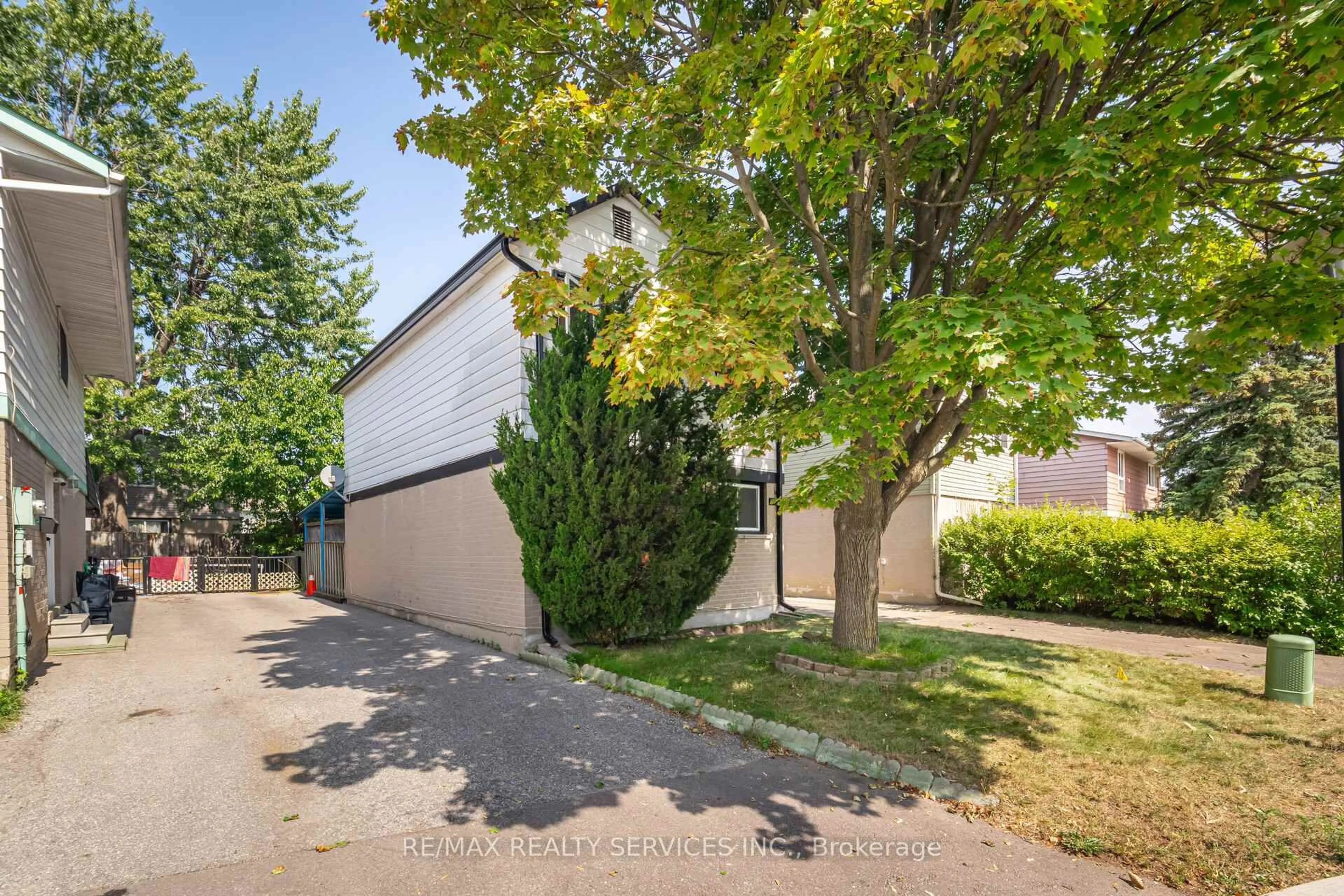 A pic from outside/outdoor area/front of a property/back of a property/a pic from drone, street for 20 Greenhills Sq, Brampton Ontario L6S 2J4