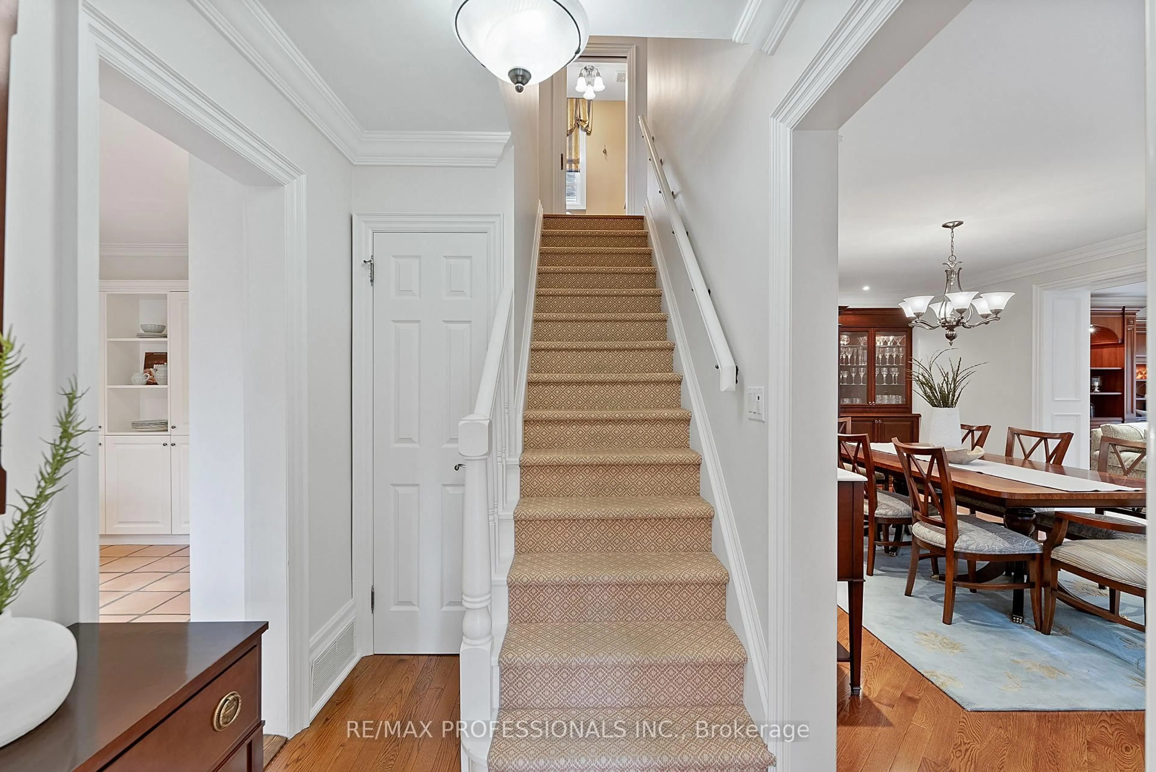 Indoor foyer for 2 Canterbury Rd, Toronto Ontario M9A 2X7