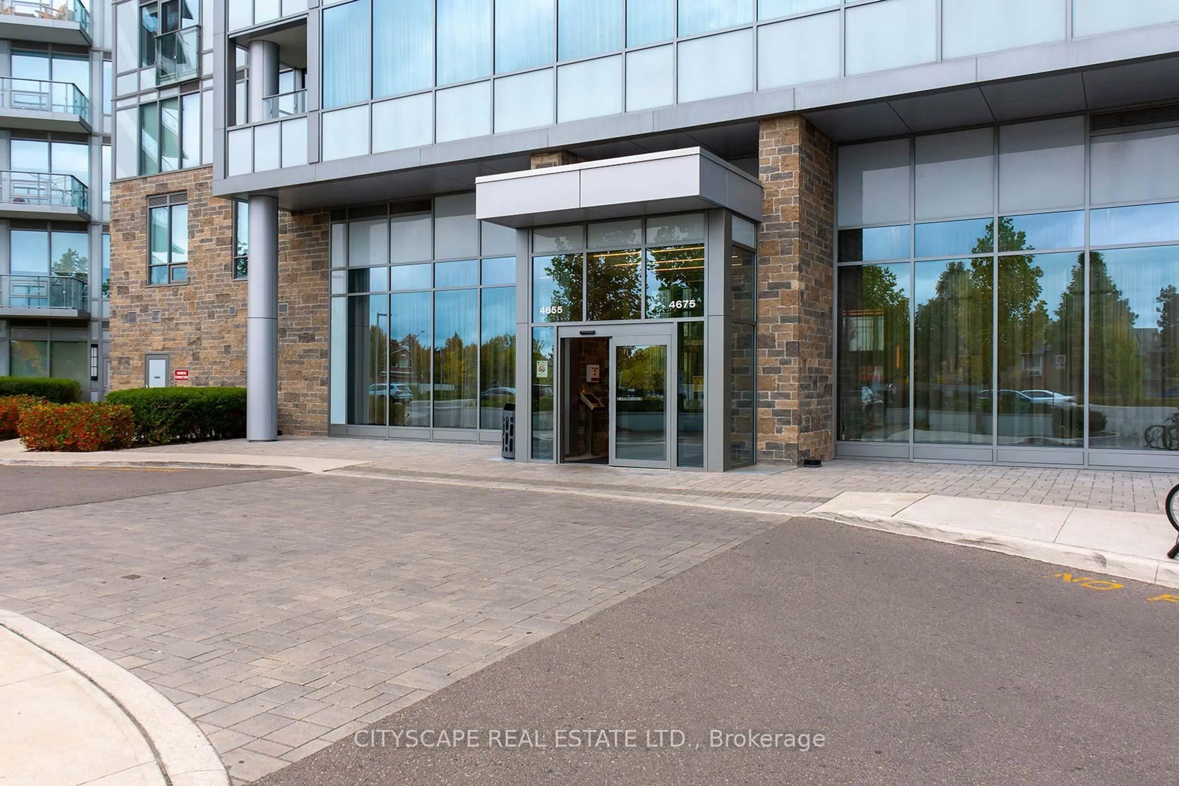 Indoor foyer for 4655 Metcalfe Ave #1804, Mississauga Ontario L5M 0Z7