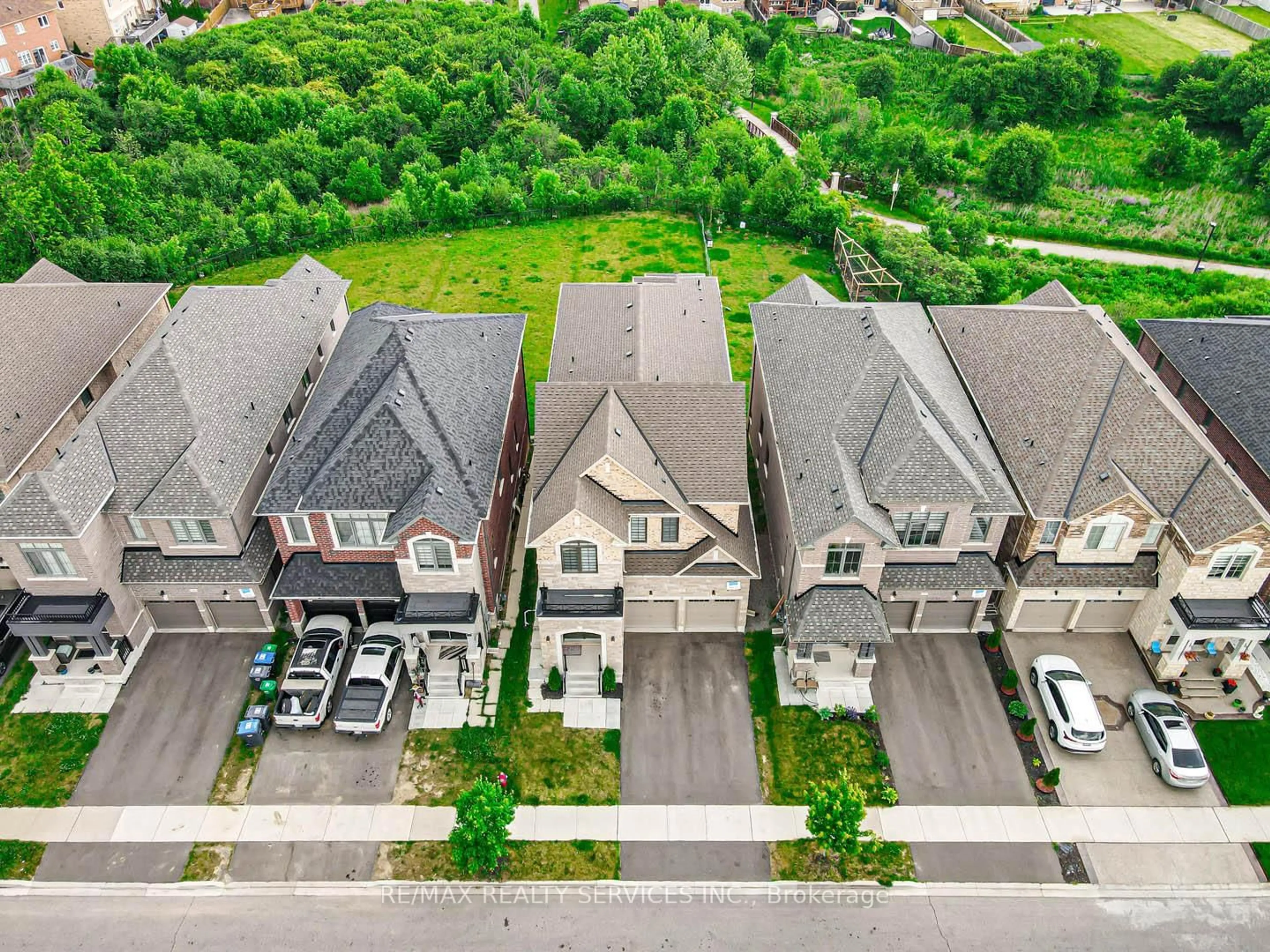 A pic from outside/outdoor area/front of a property/back of a property/a pic from drone, street for 43 Rainbrook Clse, Brampton Ontario L6R 0Y9