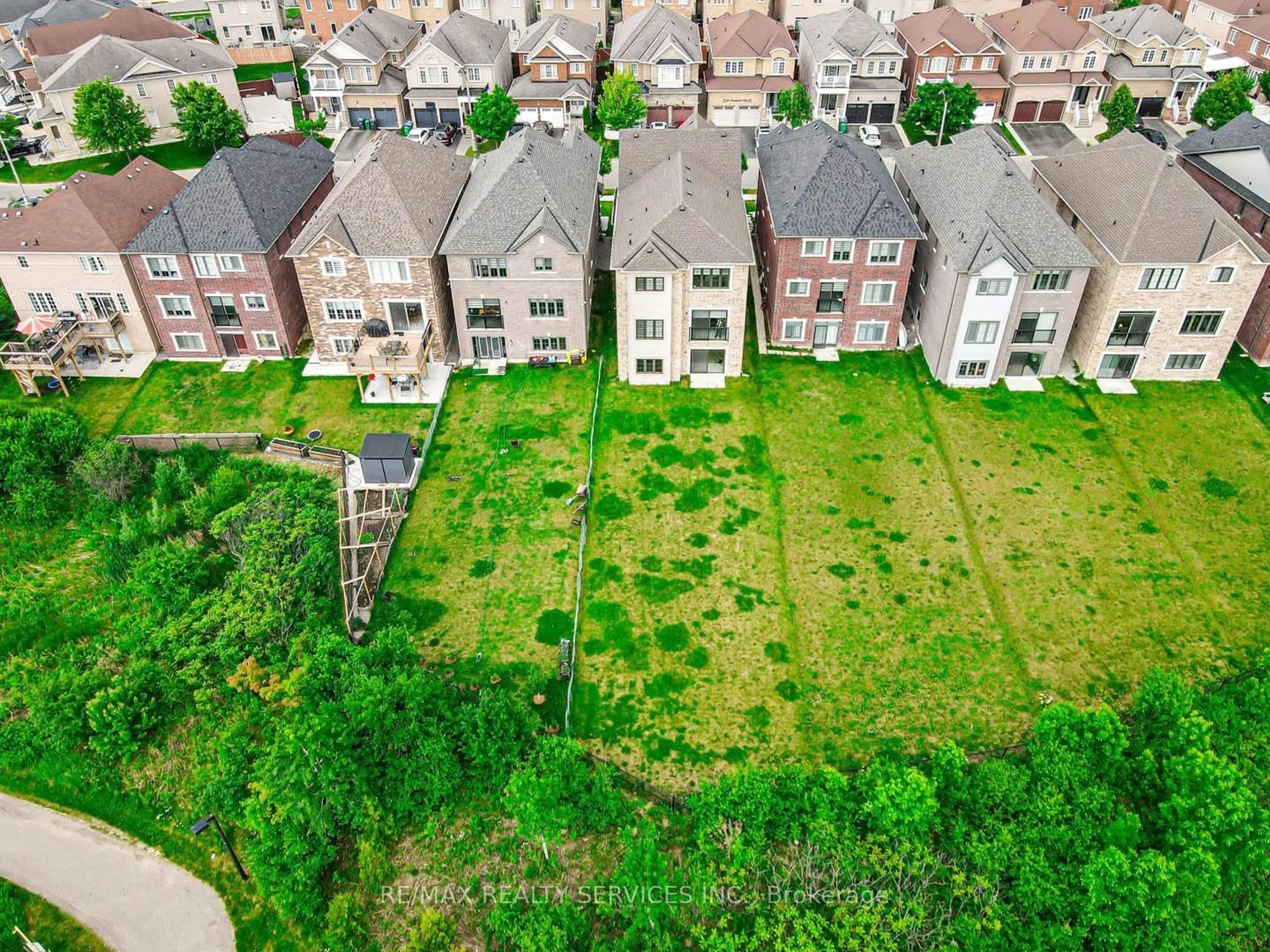 A pic from outside/outdoor area/front of a property/back of a property/a pic from drone, unknown for 43 Rainbrook Clse, Brampton Ontario L6R 0Y9