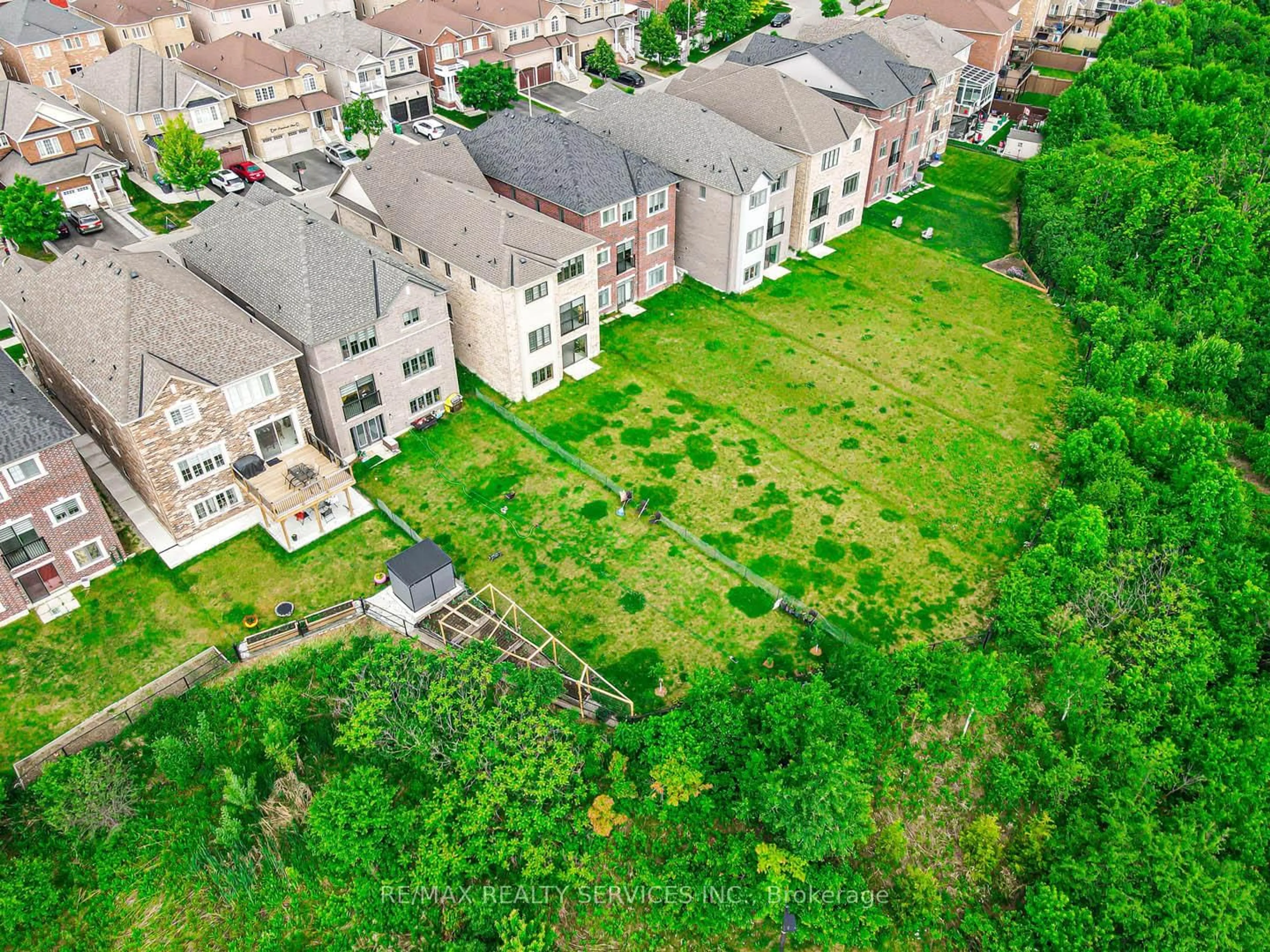 A pic from outside/outdoor area/front of a property/back of a property/a pic from drone, unknown for 43 Rainbrook Clse, Brampton Ontario L6R 0Y9
