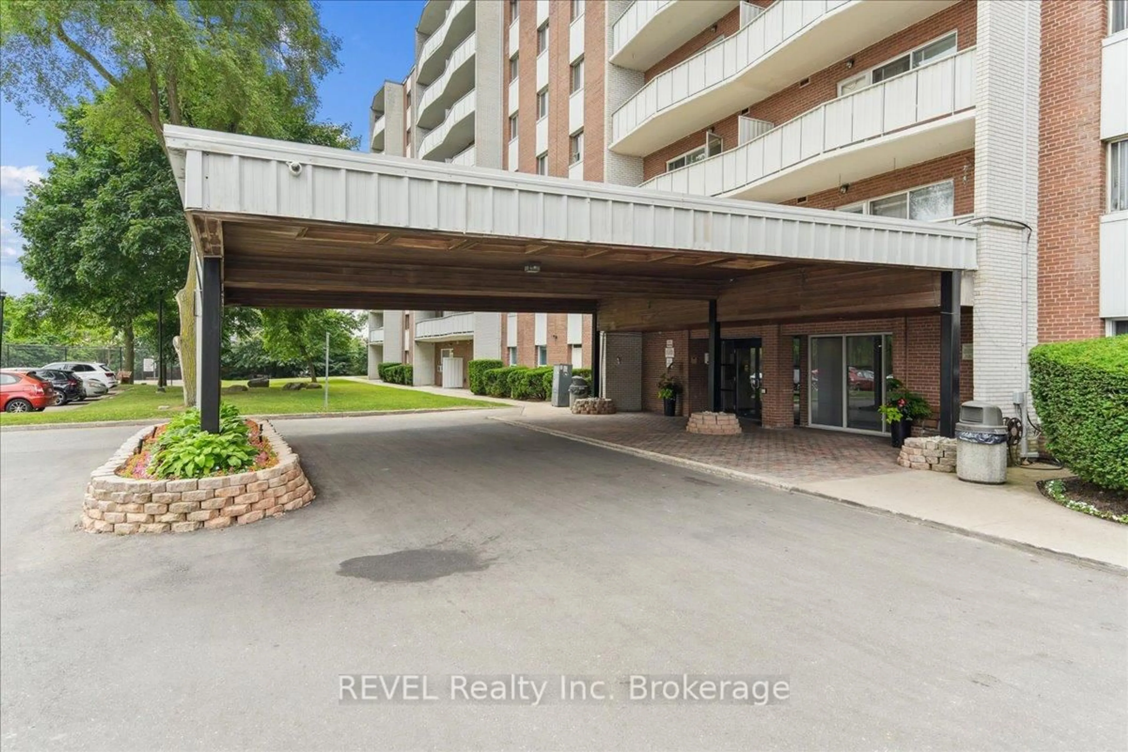 Indoor foyer for 1660 Bloor St #615, Mississauga Ontario L4X 1R9