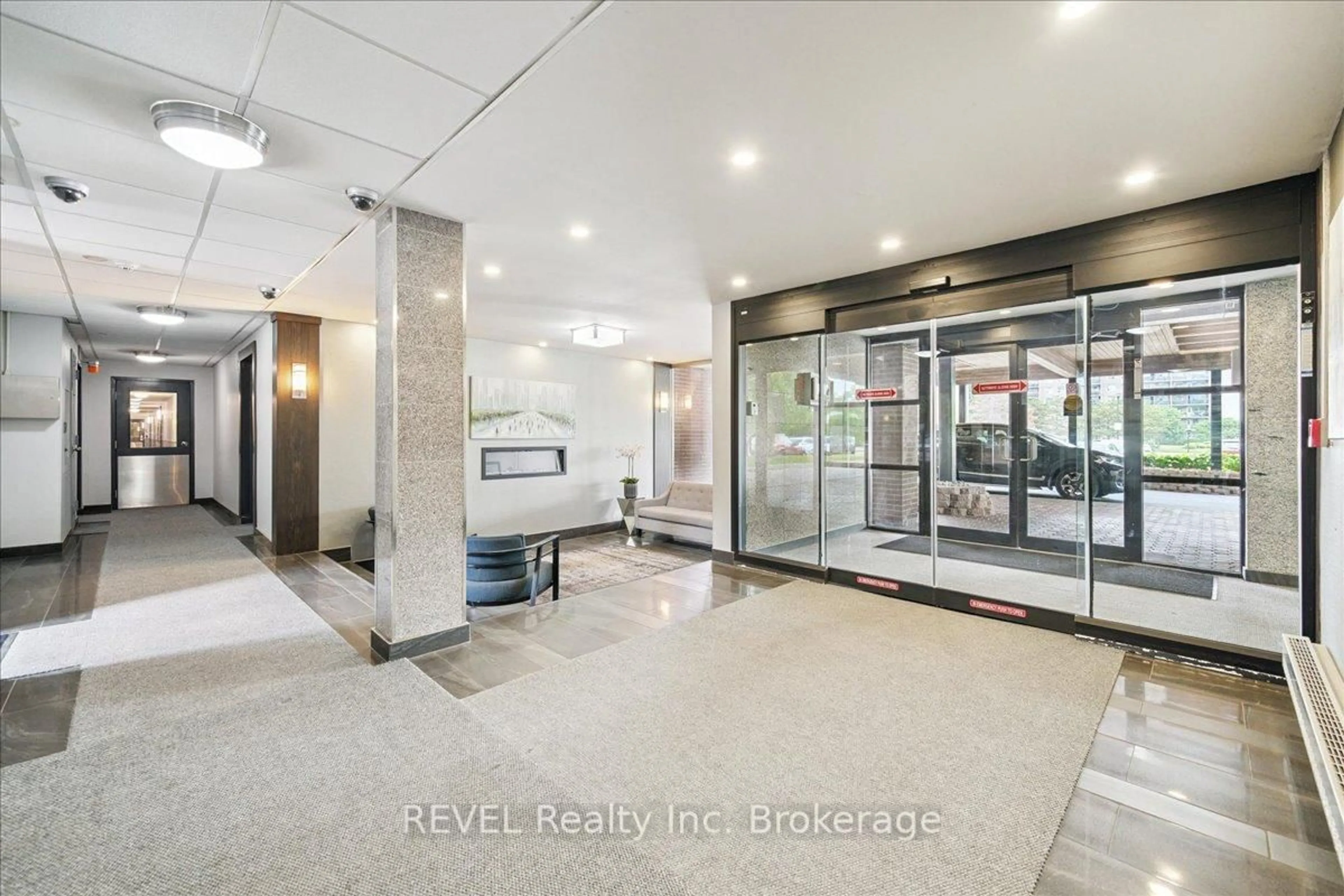 Indoor foyer for 1660 Bloor St #615, Mississauga Ontario L4X 1R9