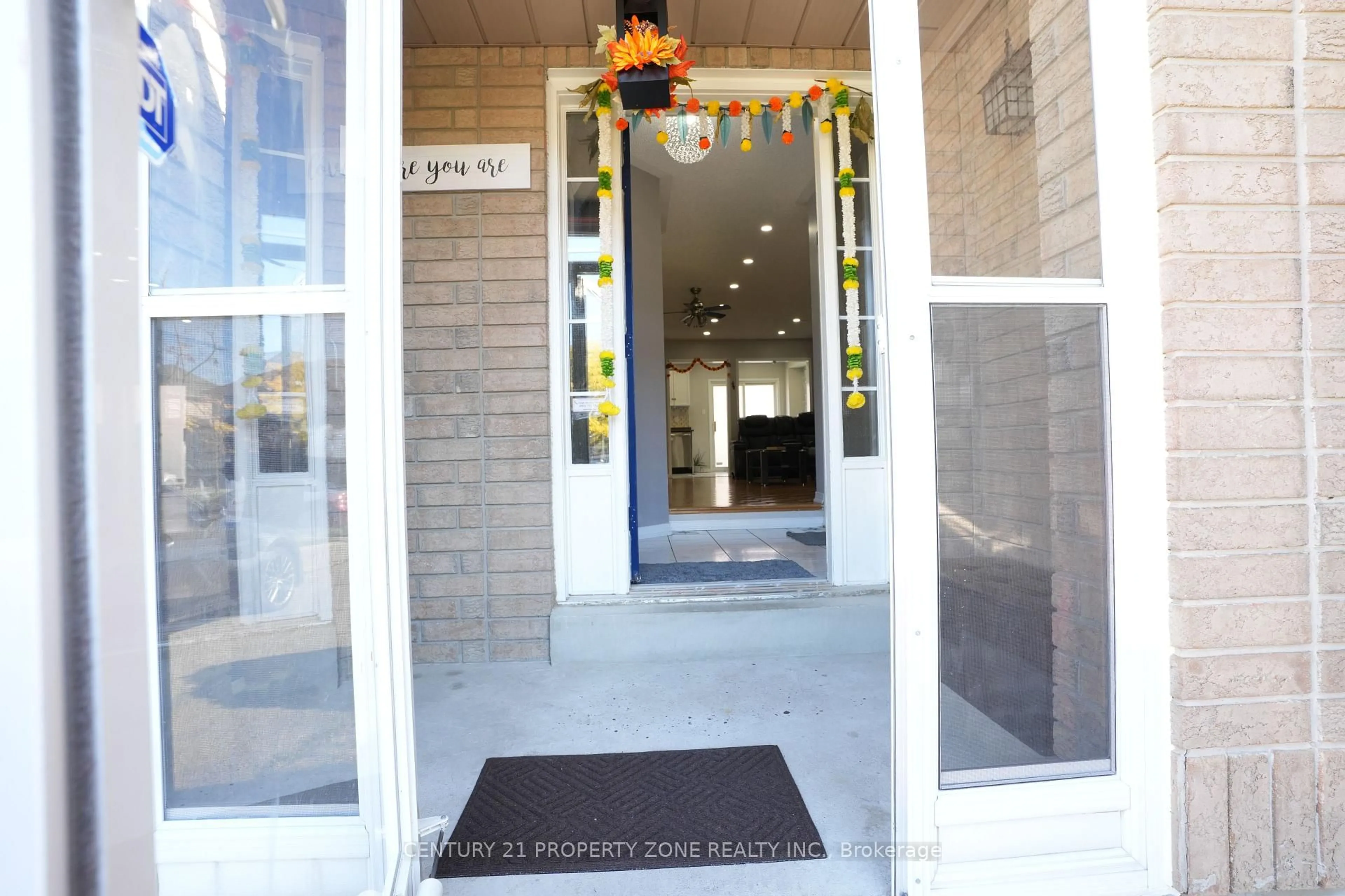 Indoor foyer for 28 Earth Star Tr, Brampton Ontario L6R 2P3