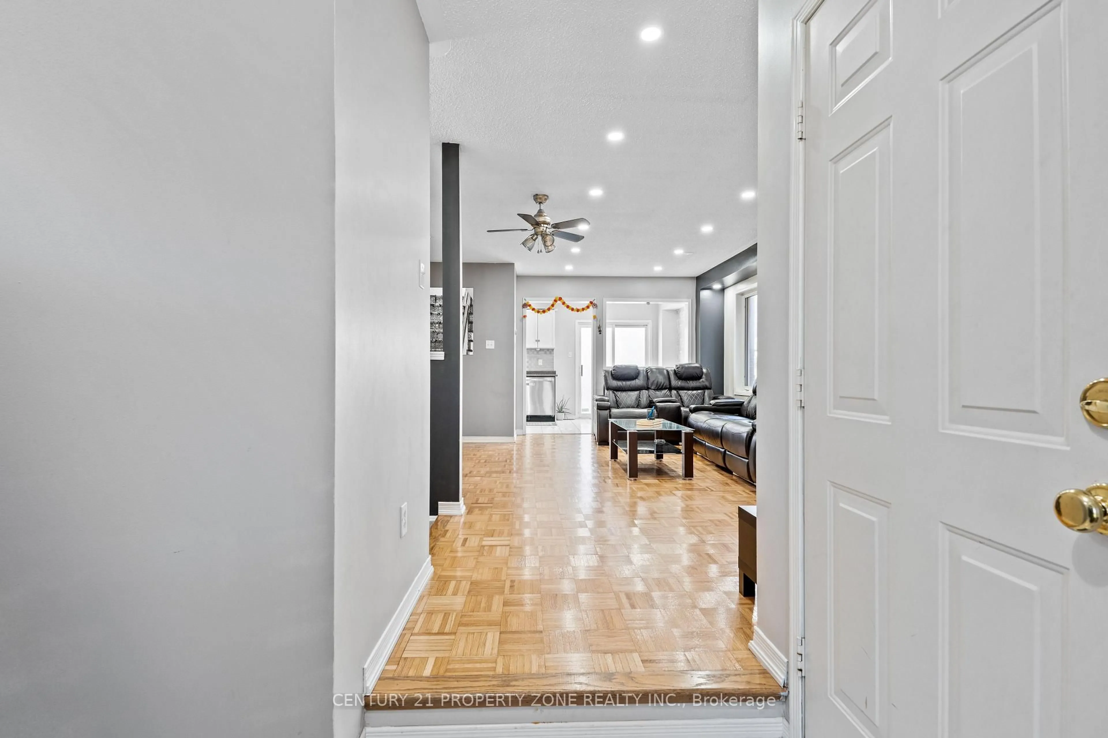 Indoor entryway for 28 Earth Star Tr, Brampton Ontario L6R 2P3