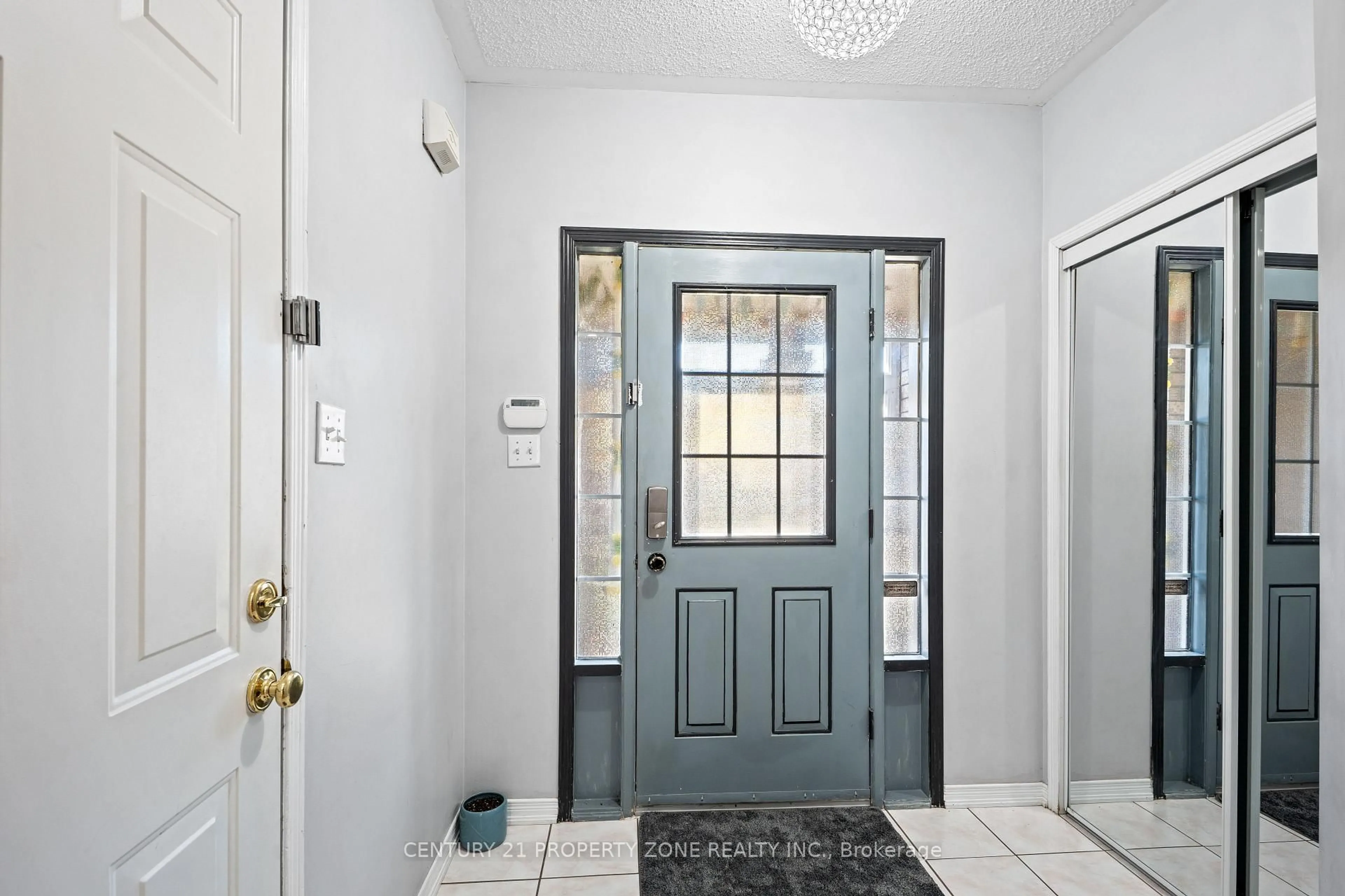 Indoor entryway for 28 Earth Star Tr, Brampton Ontario L6R 2P3