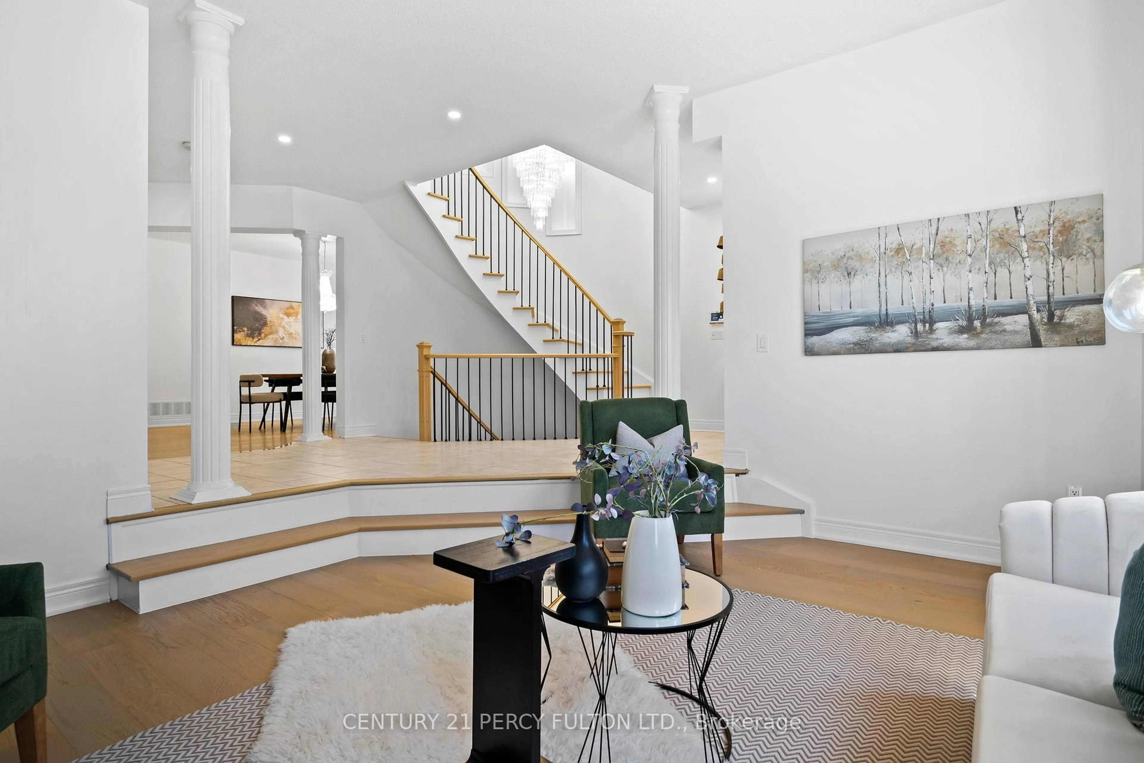 Indoor foyer for 35 Donwoods Crt, Brampton Ontario L6P 1T6