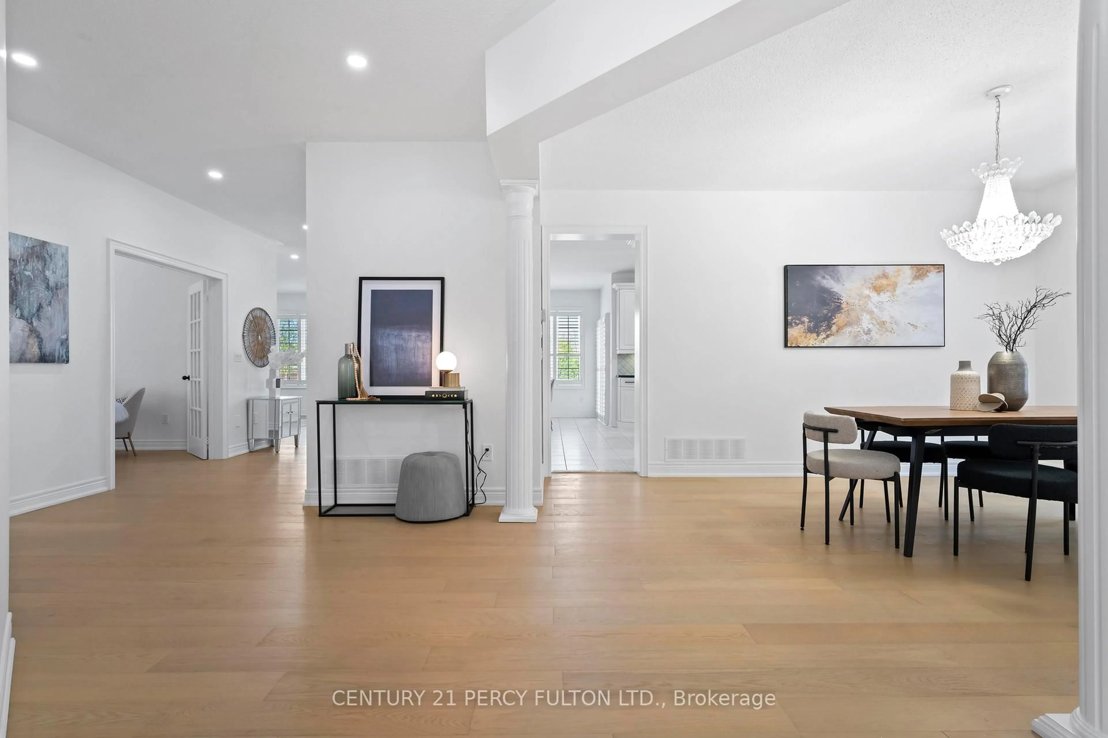 Indoor foyer for 35 Donwoods Crt, Brampton Ontario L6P 1T6