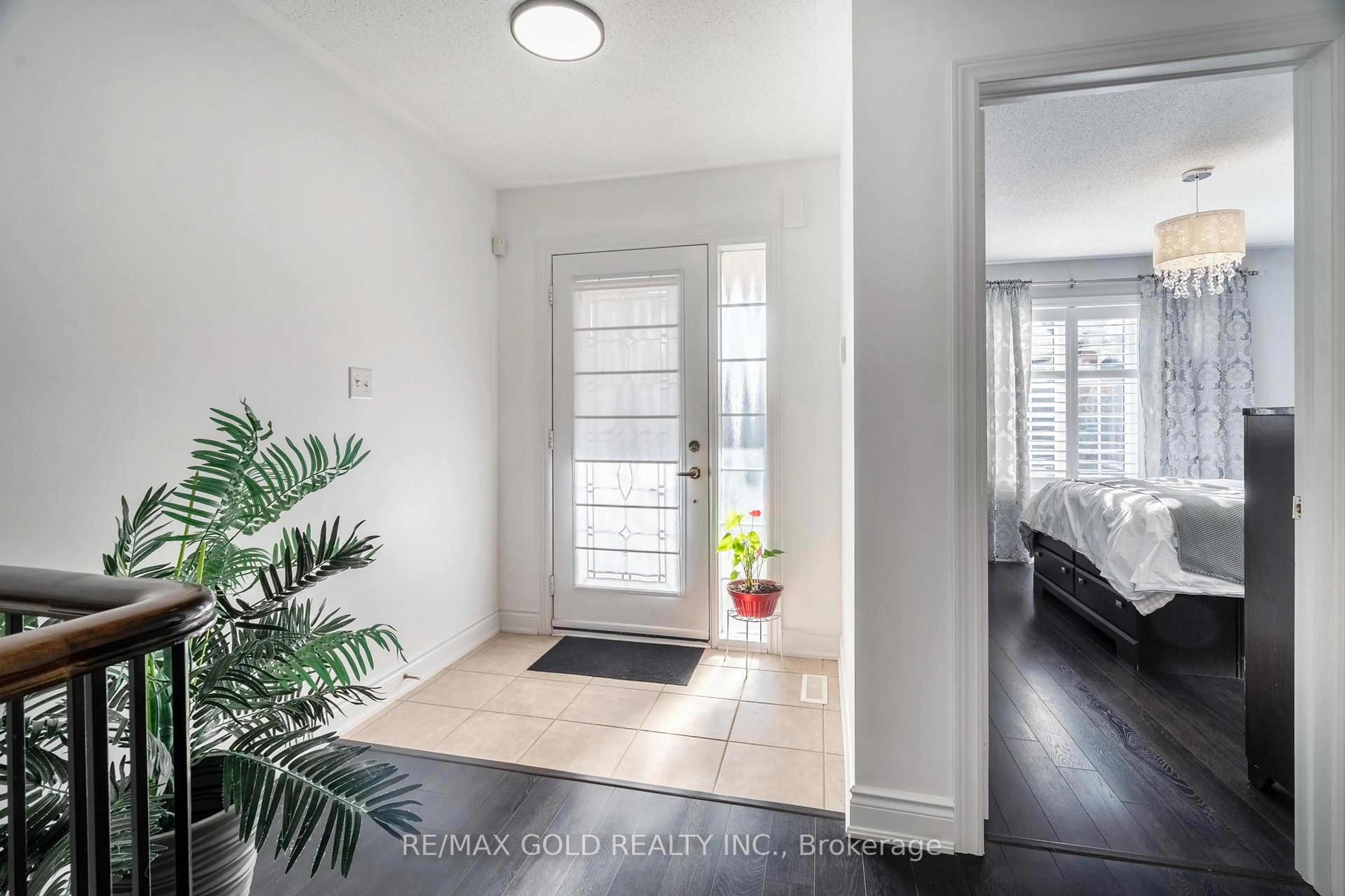 Indoor entryway for 67 Locust Dr, Brampton Ontario L6R 0W2