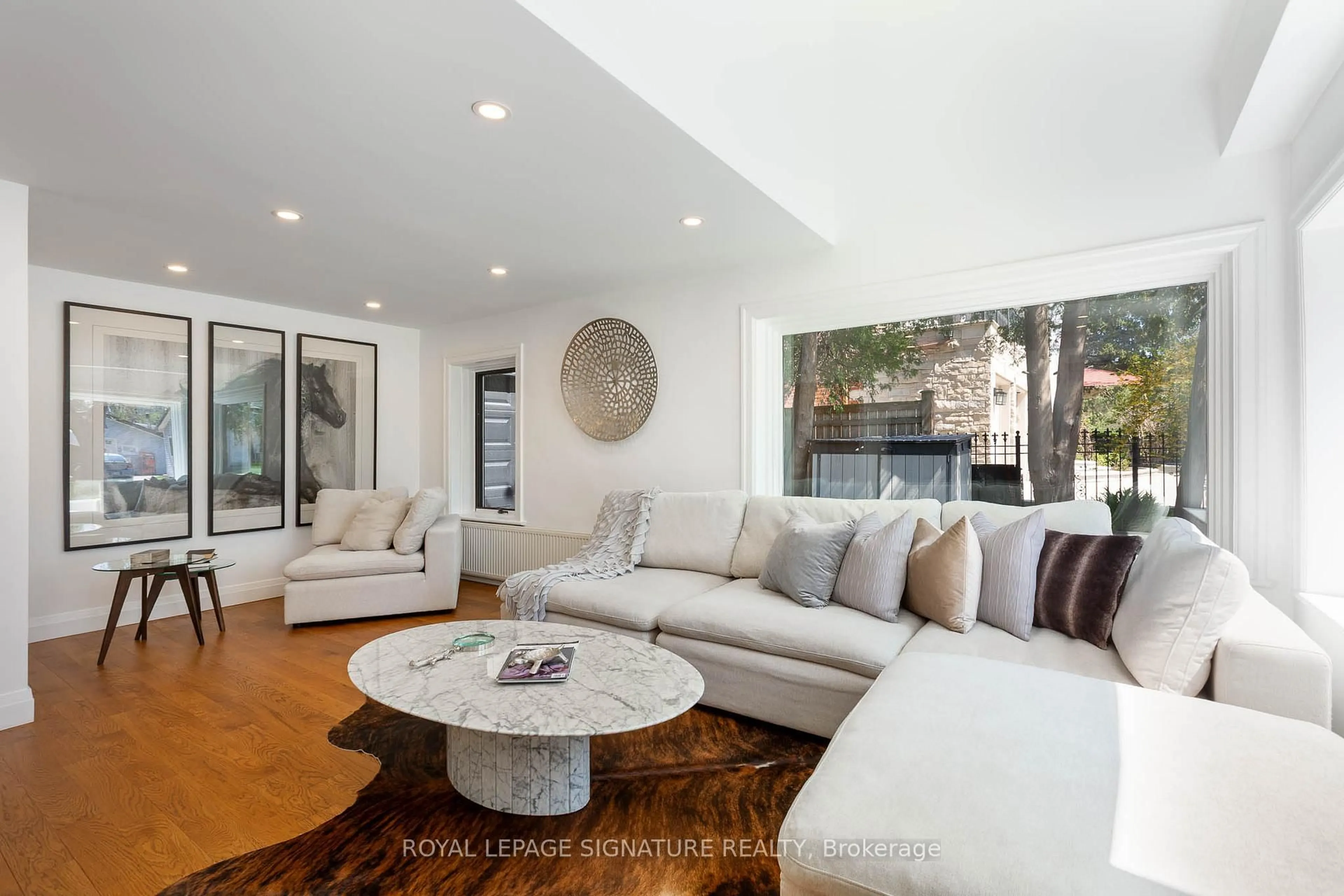 Living room with furniture, unknown for 1969 Balsam Ave, Mississauga Ontario L5J 1L3