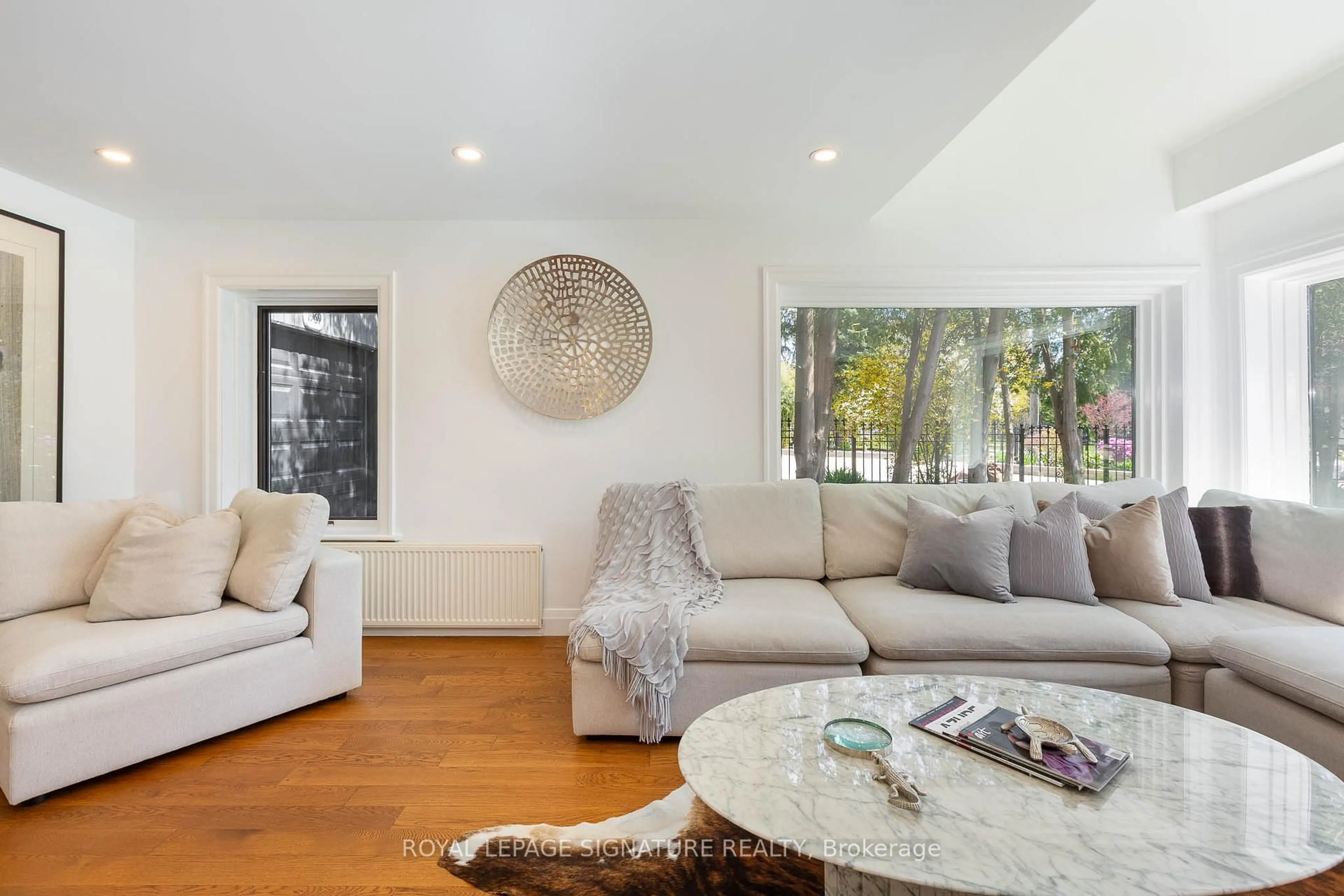 Living room with furniture, unknown for 1969 Balsam Ave, Mississauga Ontario L5J 1L3