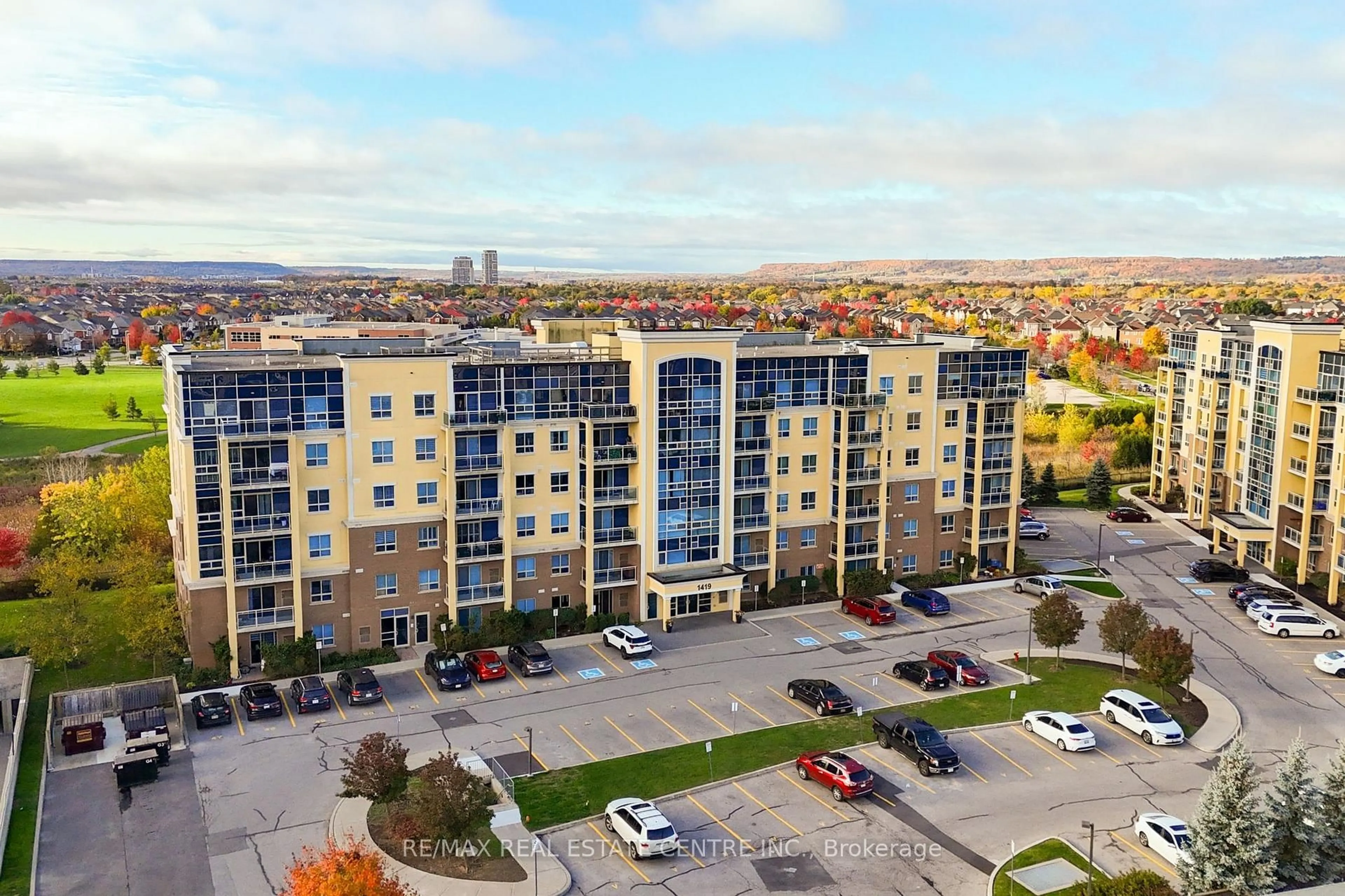 A pic from outside/outdoor area/front of a property/back of a property/a pic from drone, building for 1419 Costigan Rd #305, Milton Ontario L9T 2L4