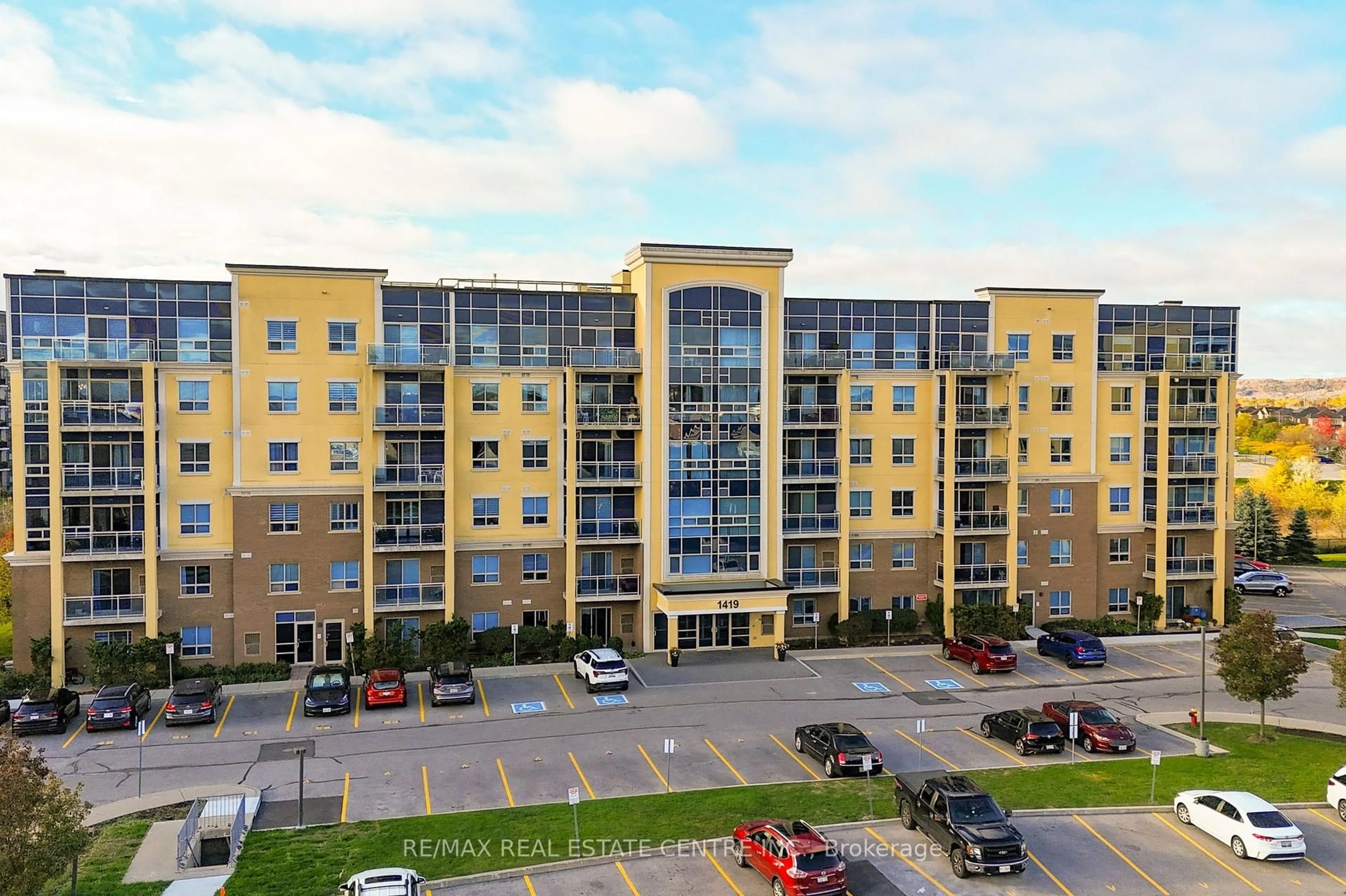 A pic from outside/outdoor area/front of a property/back of a property/a pic from drone, building for 1419 Costigan Rd #305, Milton Ontario L9T 2L4