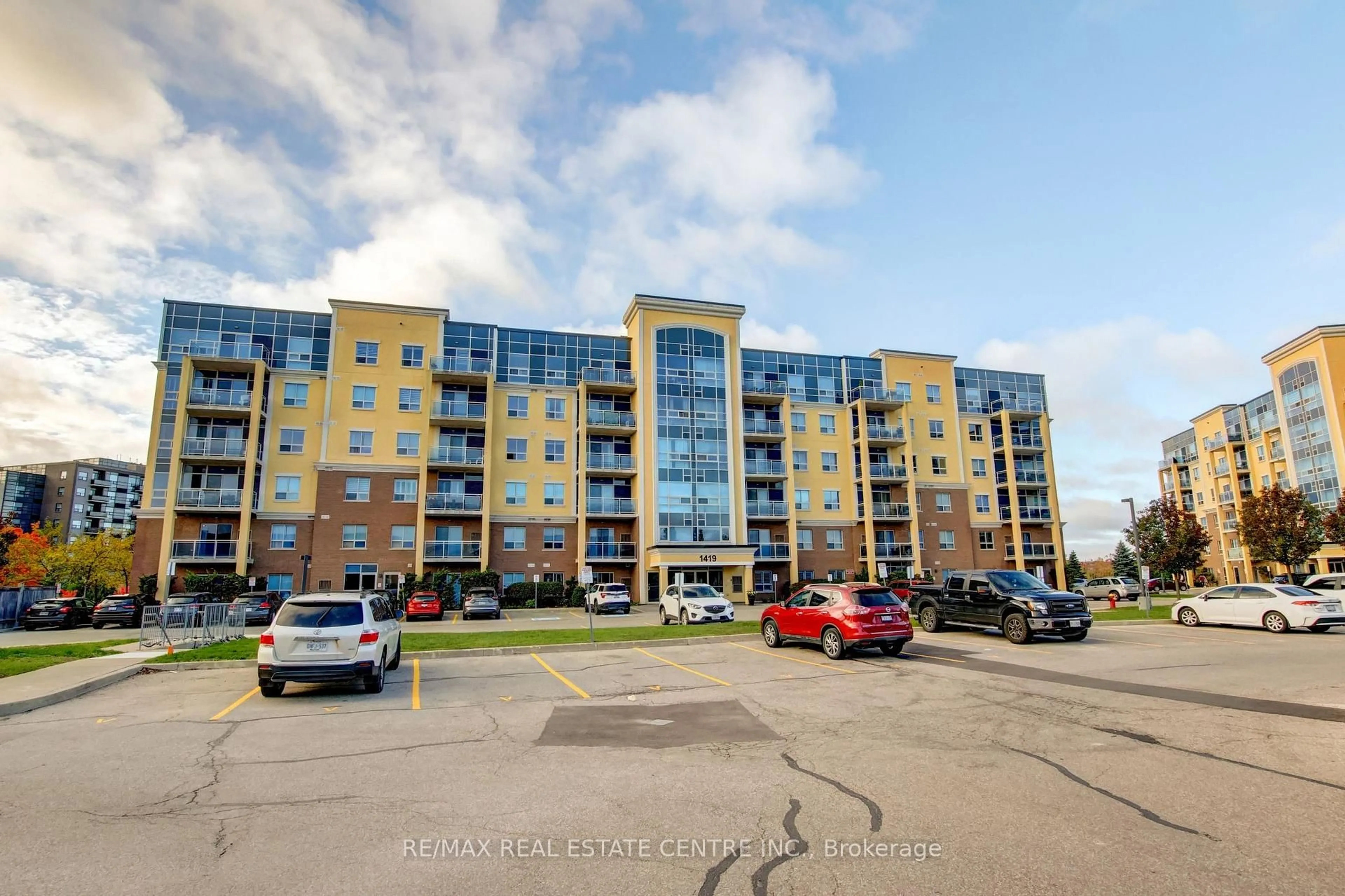 A pic from outside/outdoor area/front of a property/back of a property/a pic from drone, building for 1419 Costigan Rd #305, Milton Ontario L9T 2L4