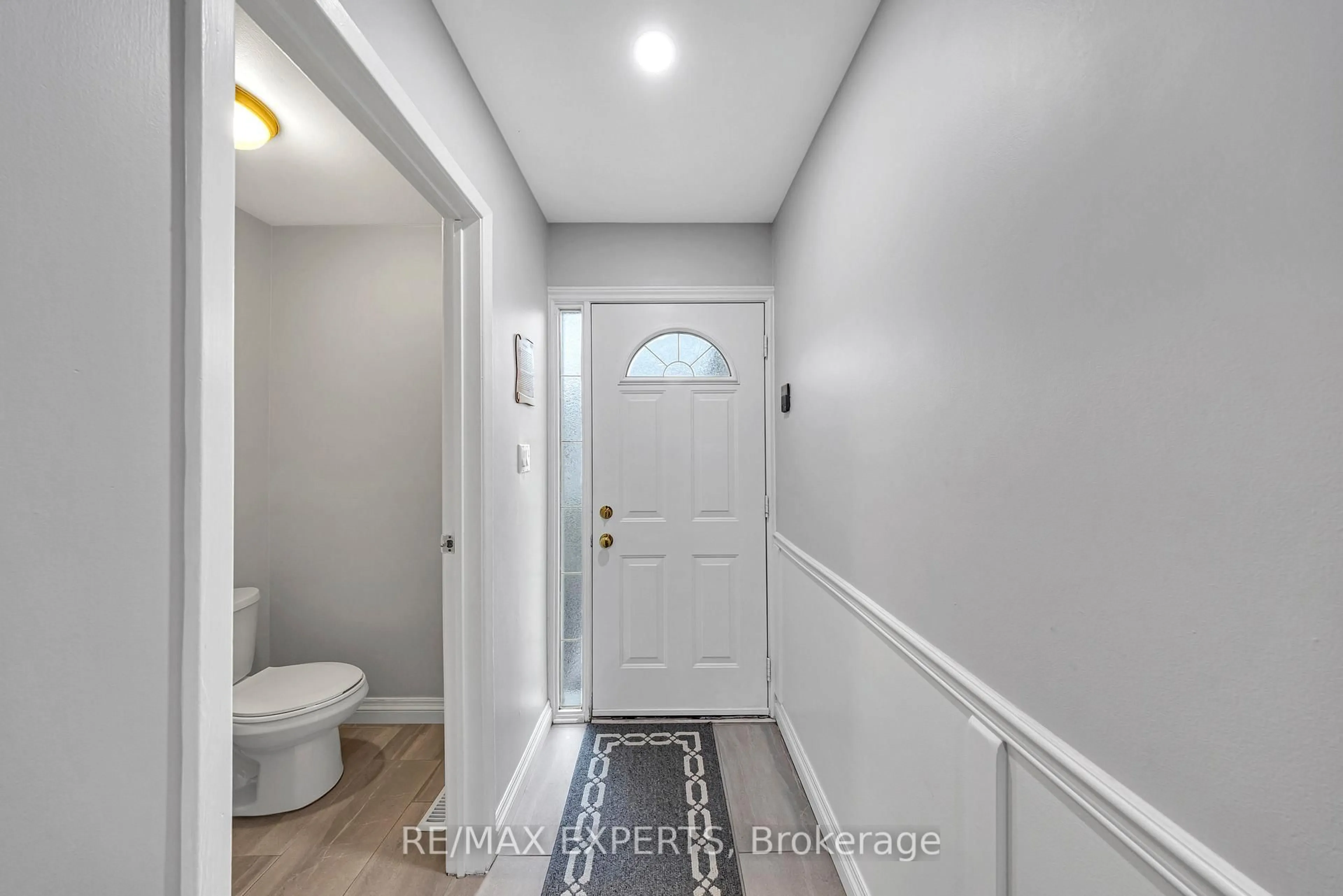 Indoor entryway for 2676 Folkway Dr #55, Mississauga Ontario L5L 2G5