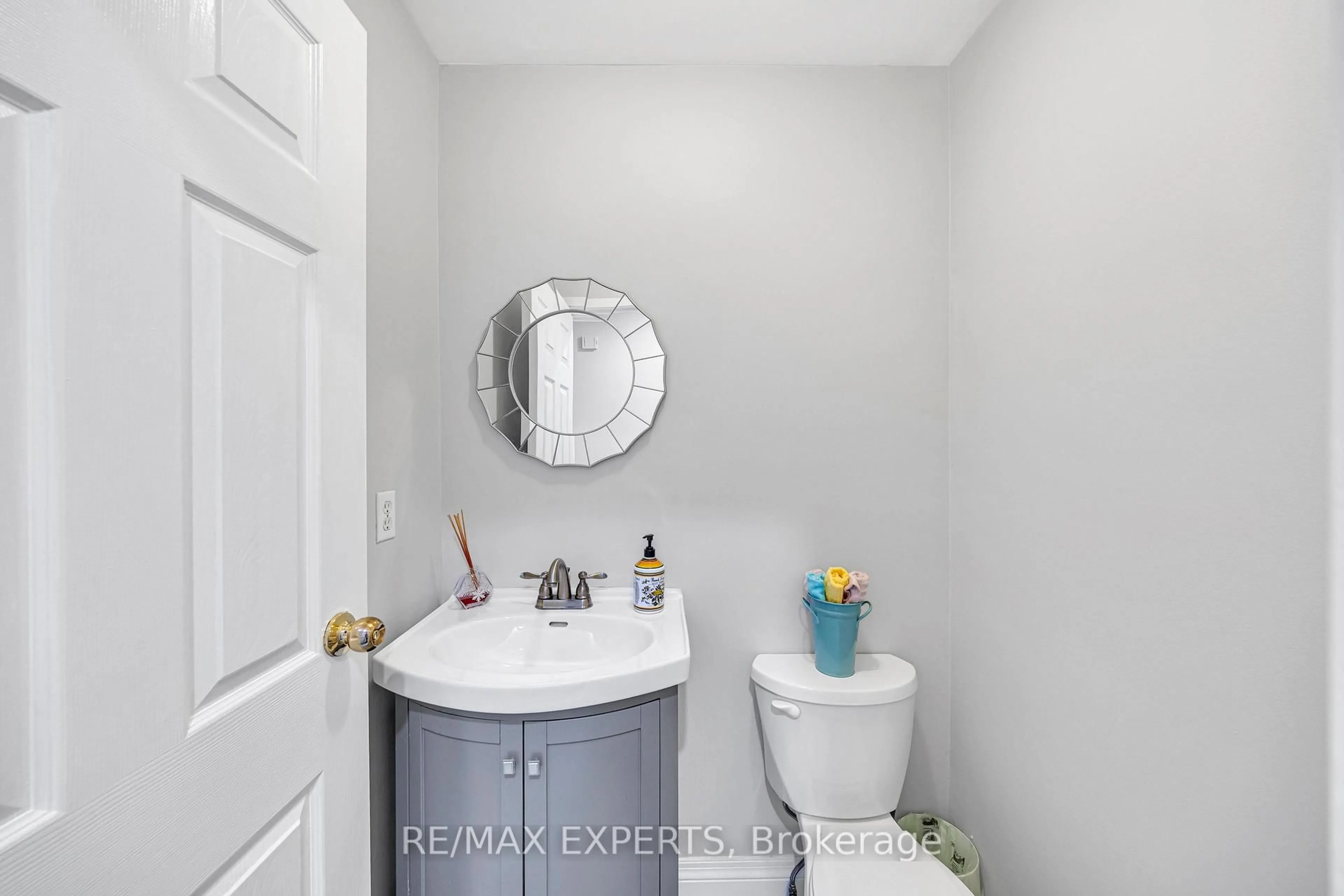 Standard bathroom, ceramic/tile floor for 2676 Folkway Dr #55, Mississauga Ontario L5L 2G5
