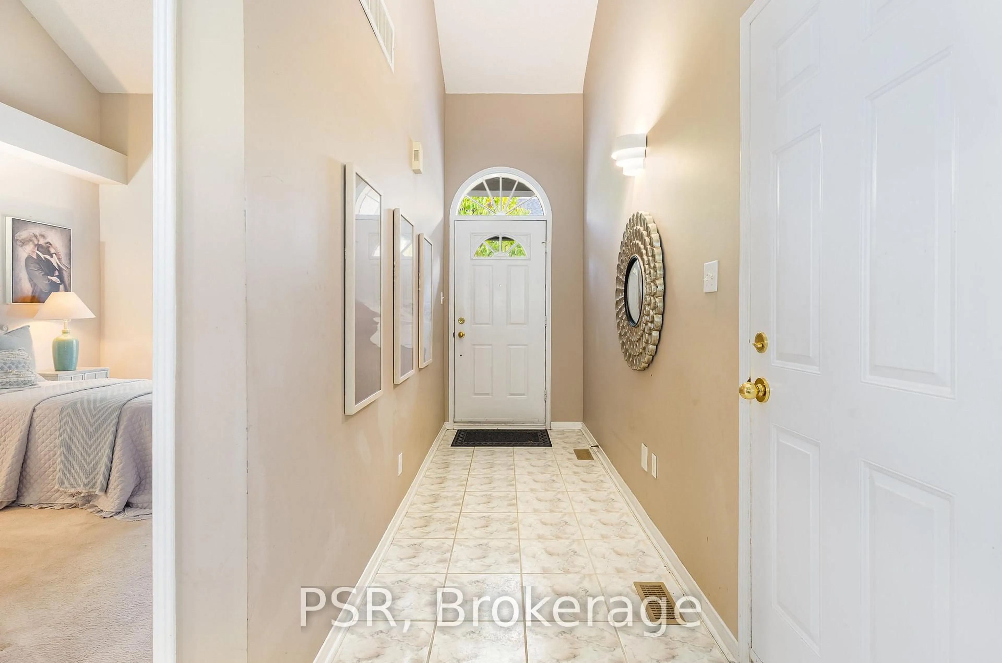 Indoor entryway for 1010 Cristina Crt #17, Mississauga Ontario L5J 4T7