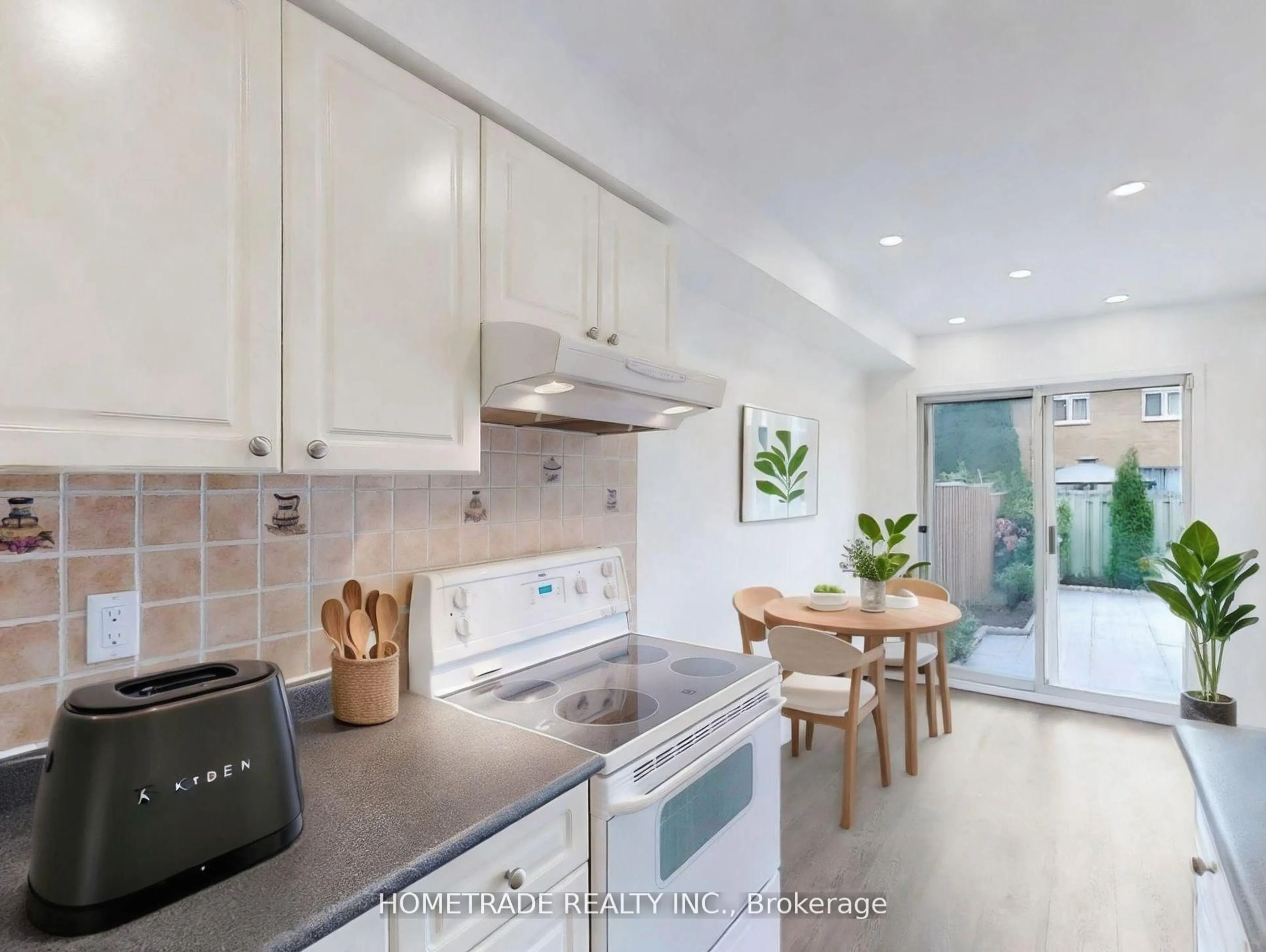 Open concept kitchen, ceramic/tile floor for 532 Steddick Crt, Mississauga Ontario L5R 3T1