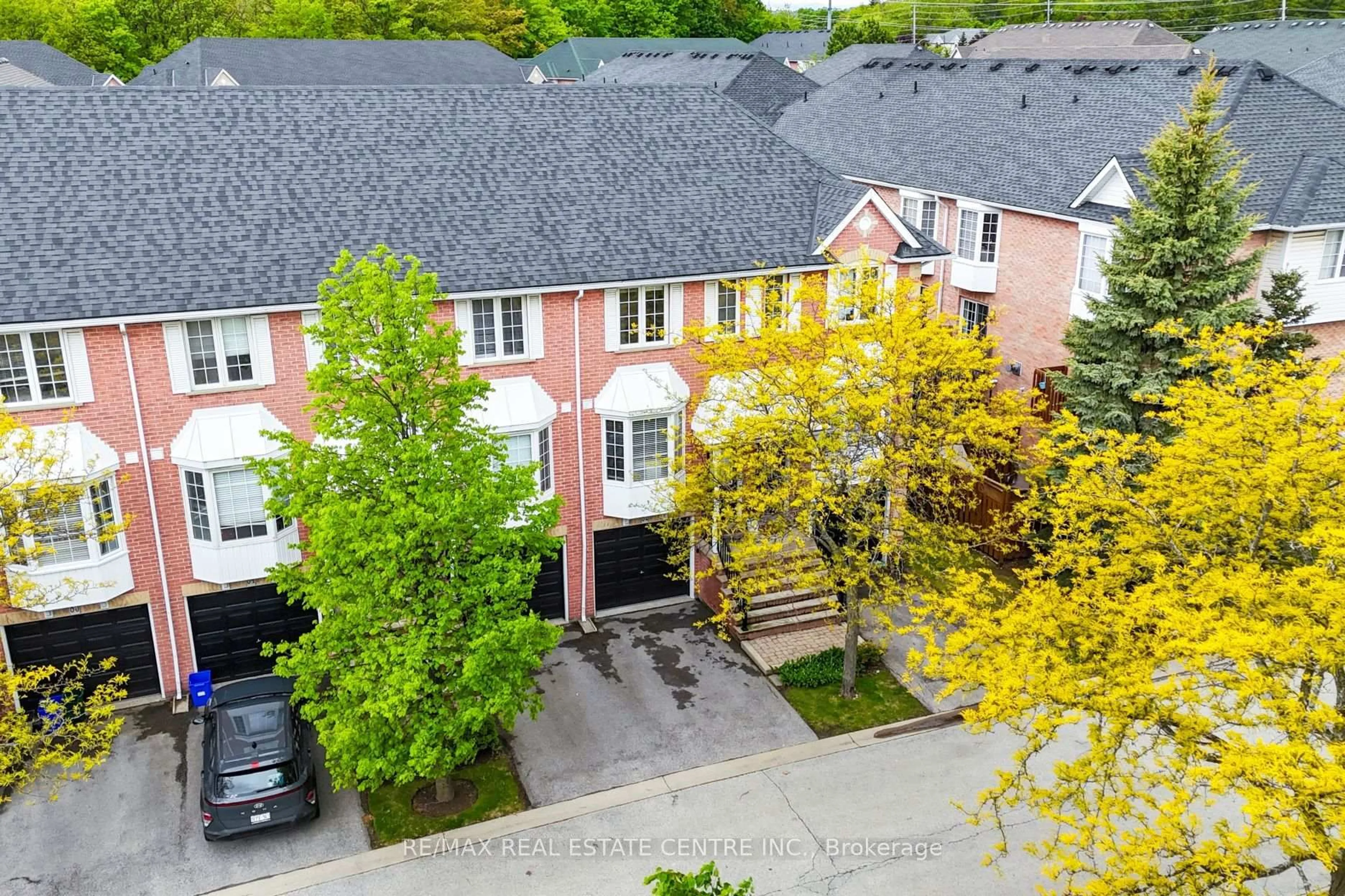 A pic from outside/outdoor area/front of a property/back of a property/a pic from drone, street for 3480 Upper Middle Rd #82, Burlington Ontario L7M 4R9