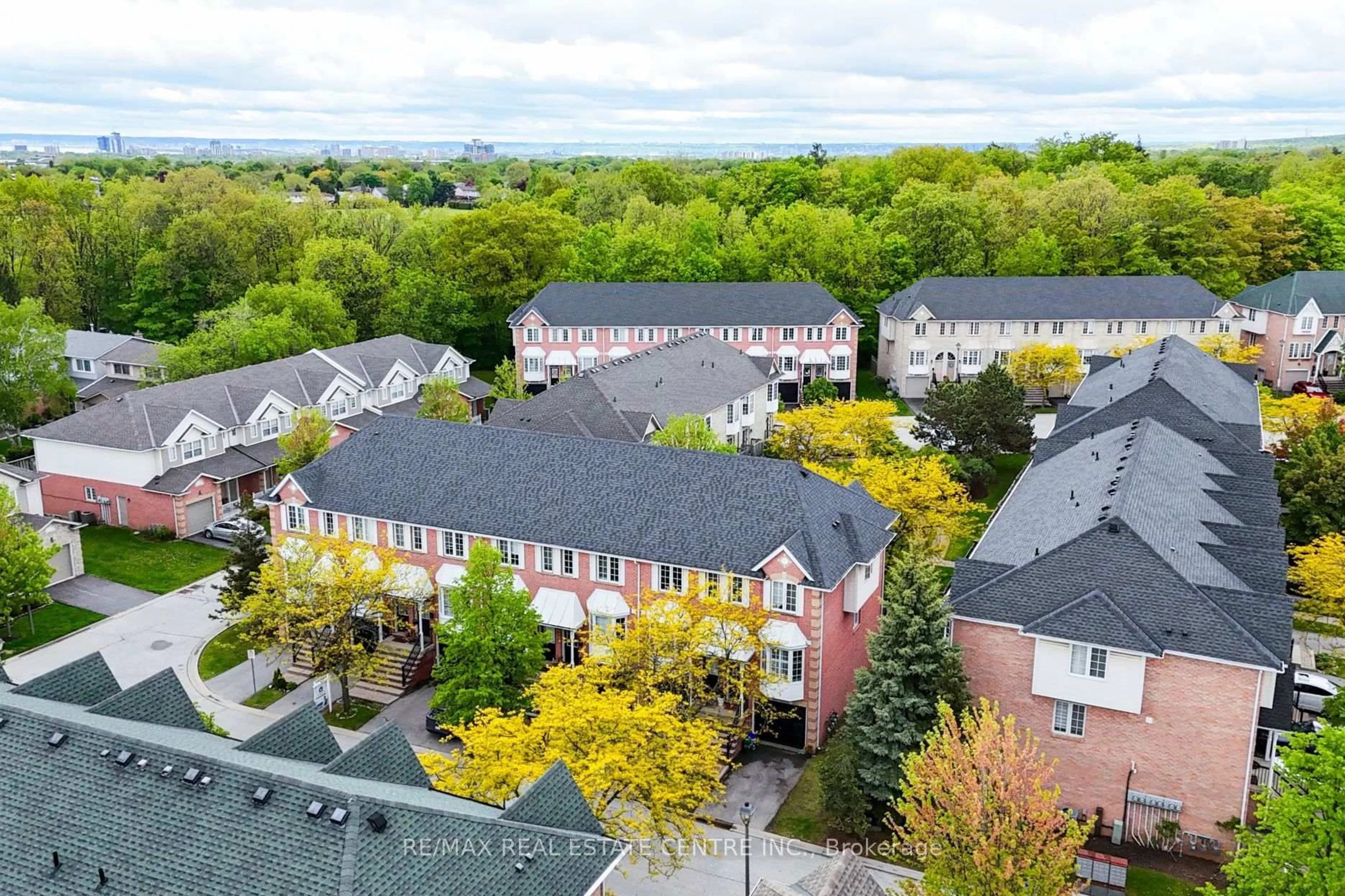 A pic from outside/outdoor area/front of a property/back of a property/a pic from drone, city buildings view from balcony for 3480 Upper Middle Rd #82, Burlington Ontario L7M 4R9