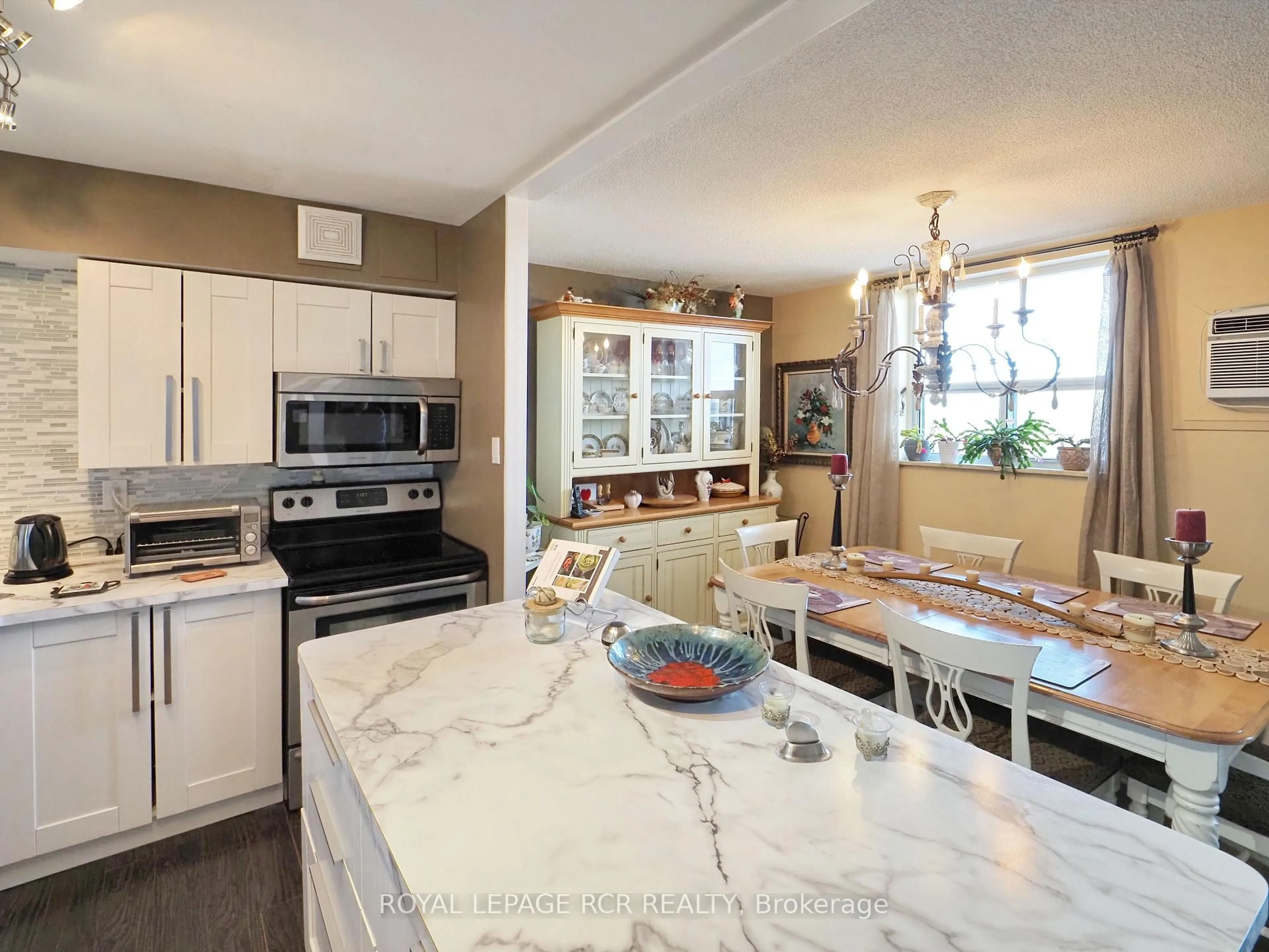 Open concept kitchen, ceramic/tile floor for 3533 Derry Rd #1003, Mississauga Ontario L4T 1B1