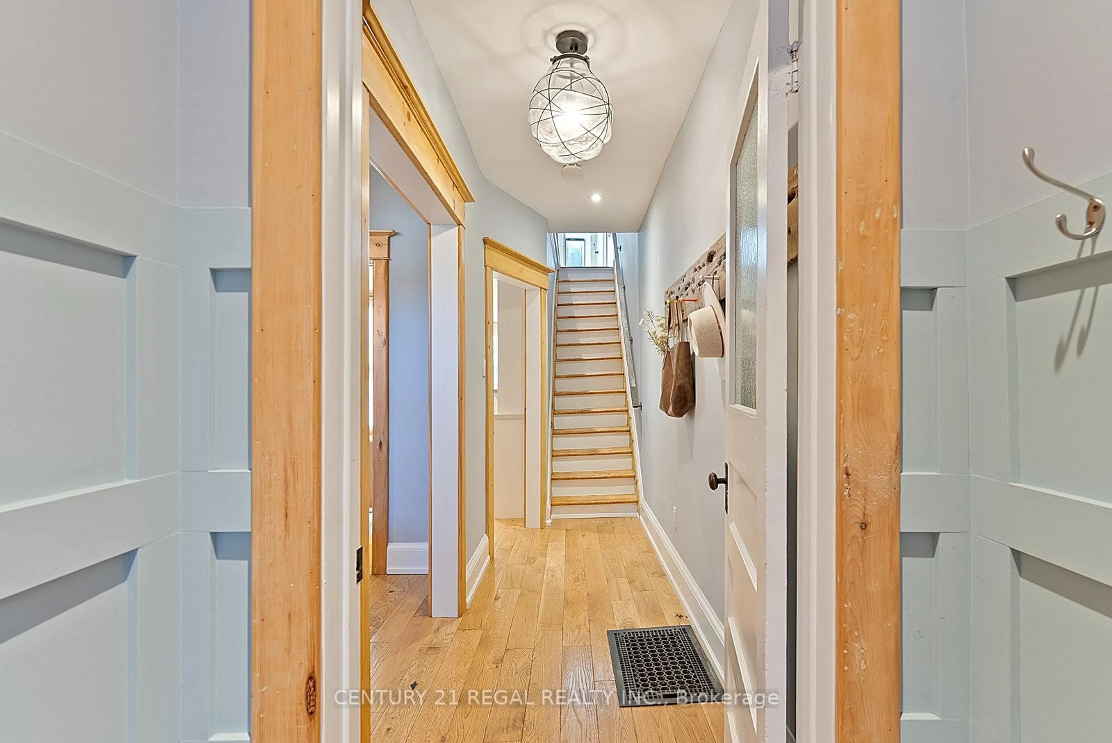 Indoor foyer for 7 Wallace Ave, Toronto Ontario M6H 1T4