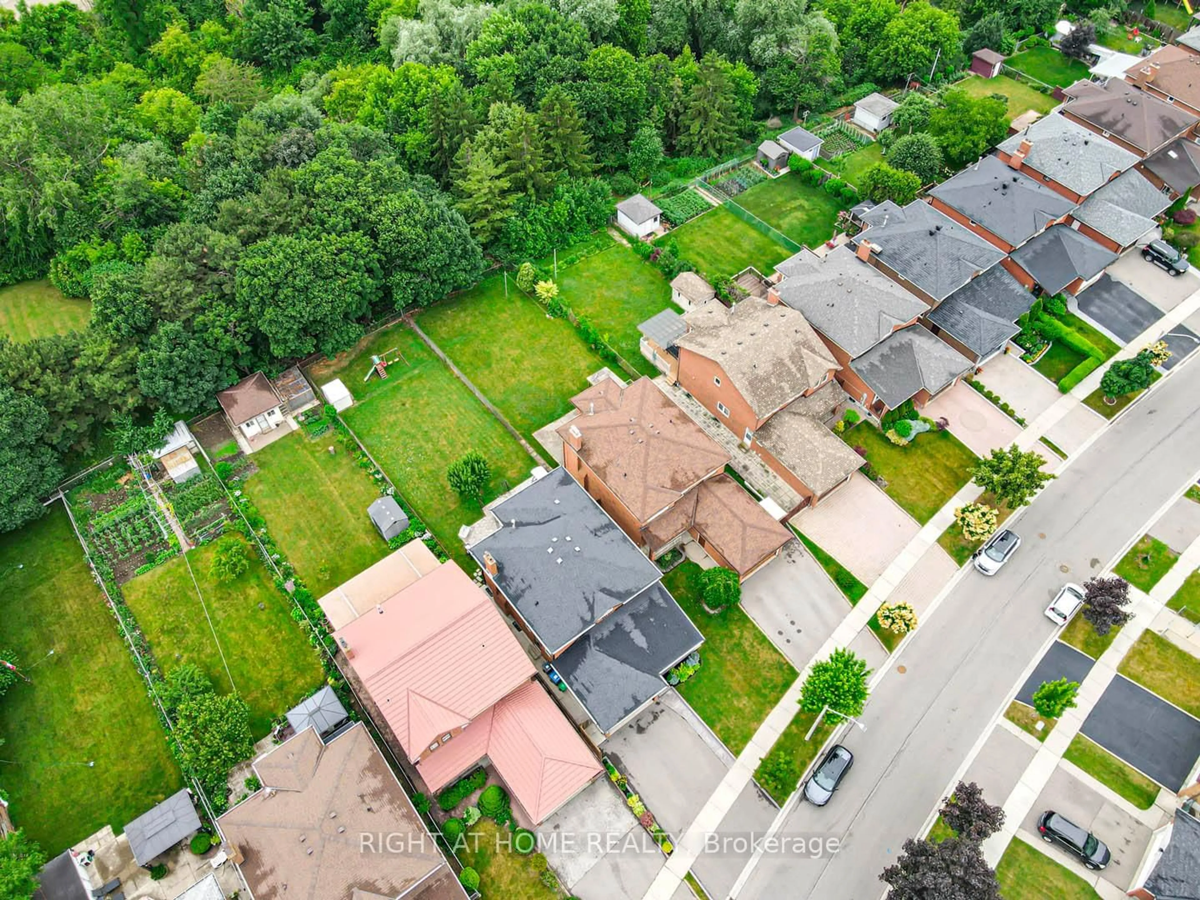 A pic from outside/outdoor area/front of a property/back of a property/a pic from drone, street for 3070 Nawbrook Rd, Mississauga Ontario L4X 2V5