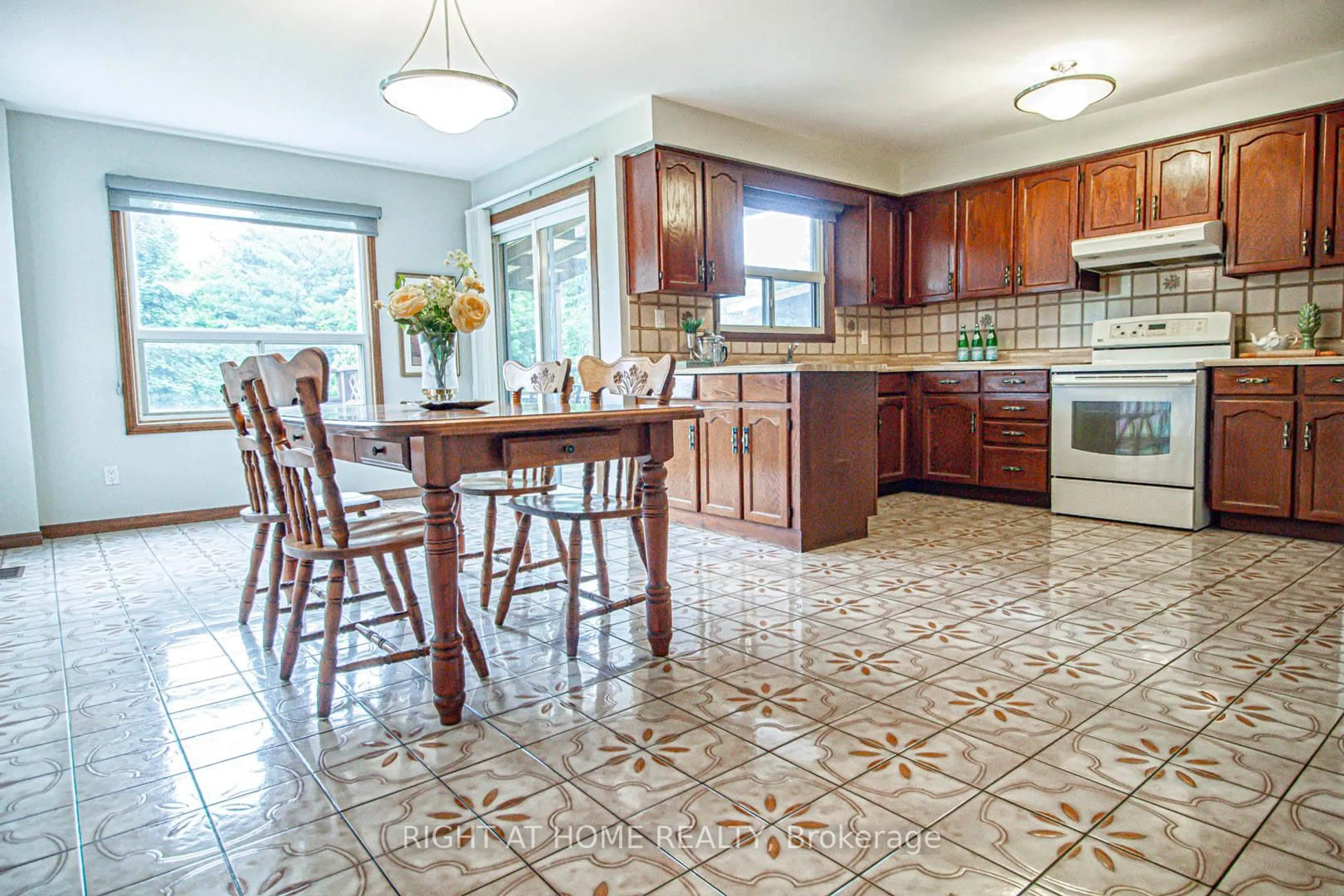 Open concept kitchen, ceramic/tile floor for 3070 Nawbrook Rd, Mississauga Ontario L4X 2V5