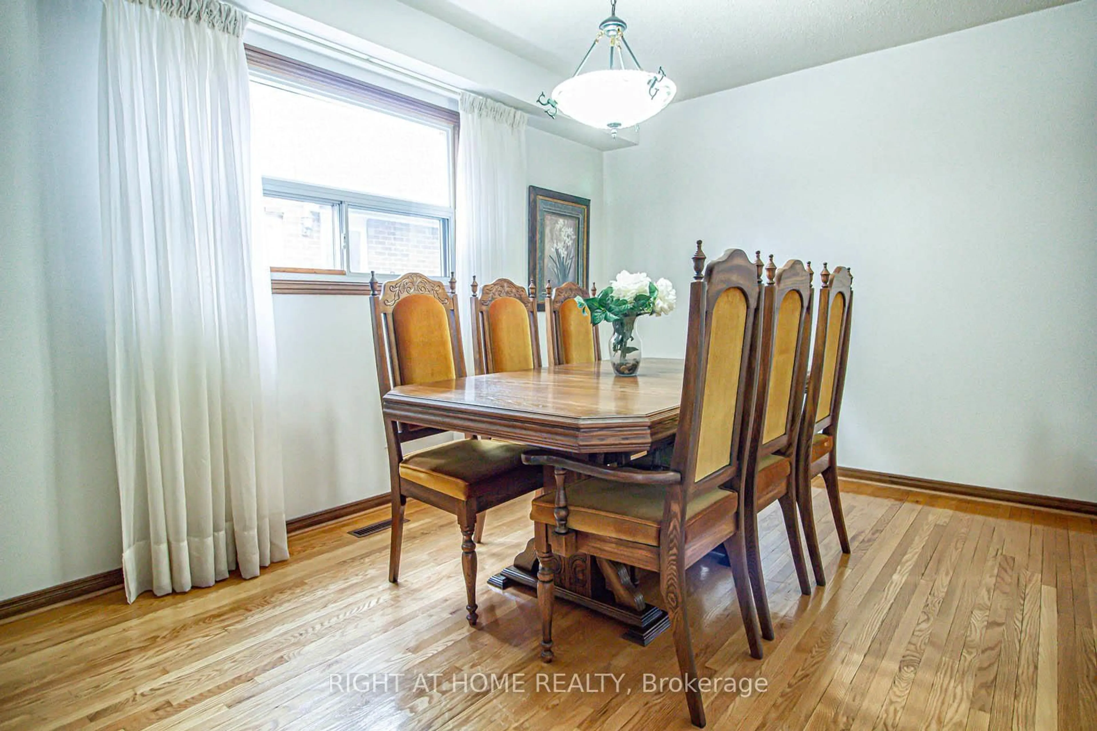 Dining room, wood/laminate floor for 3070 Nawbrook Rd, Mississauga Ontario L4X 2V5