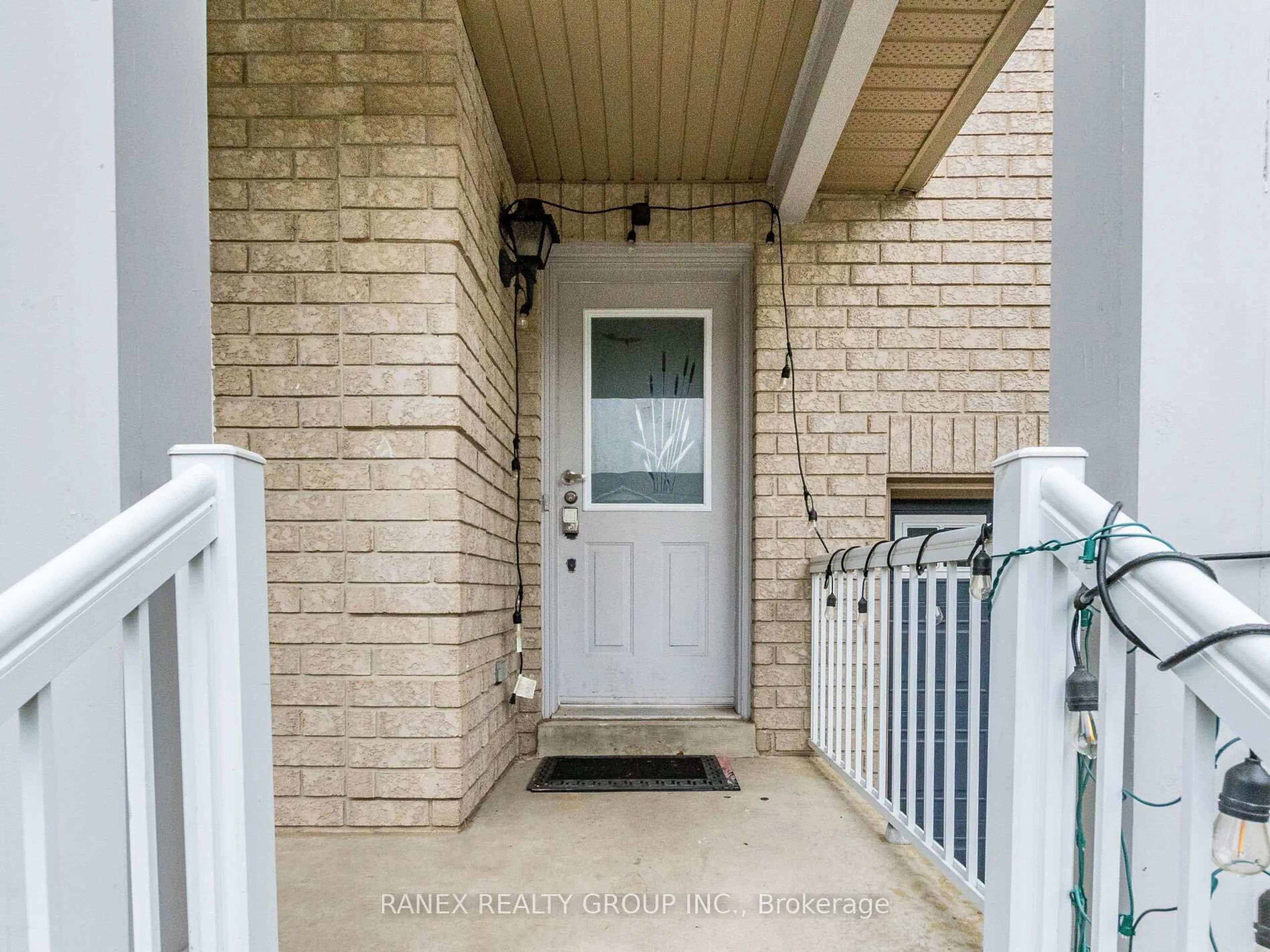 Indoor entryway for 18 Tundra Swan Rd, Brampton Ontario L6R 3L4