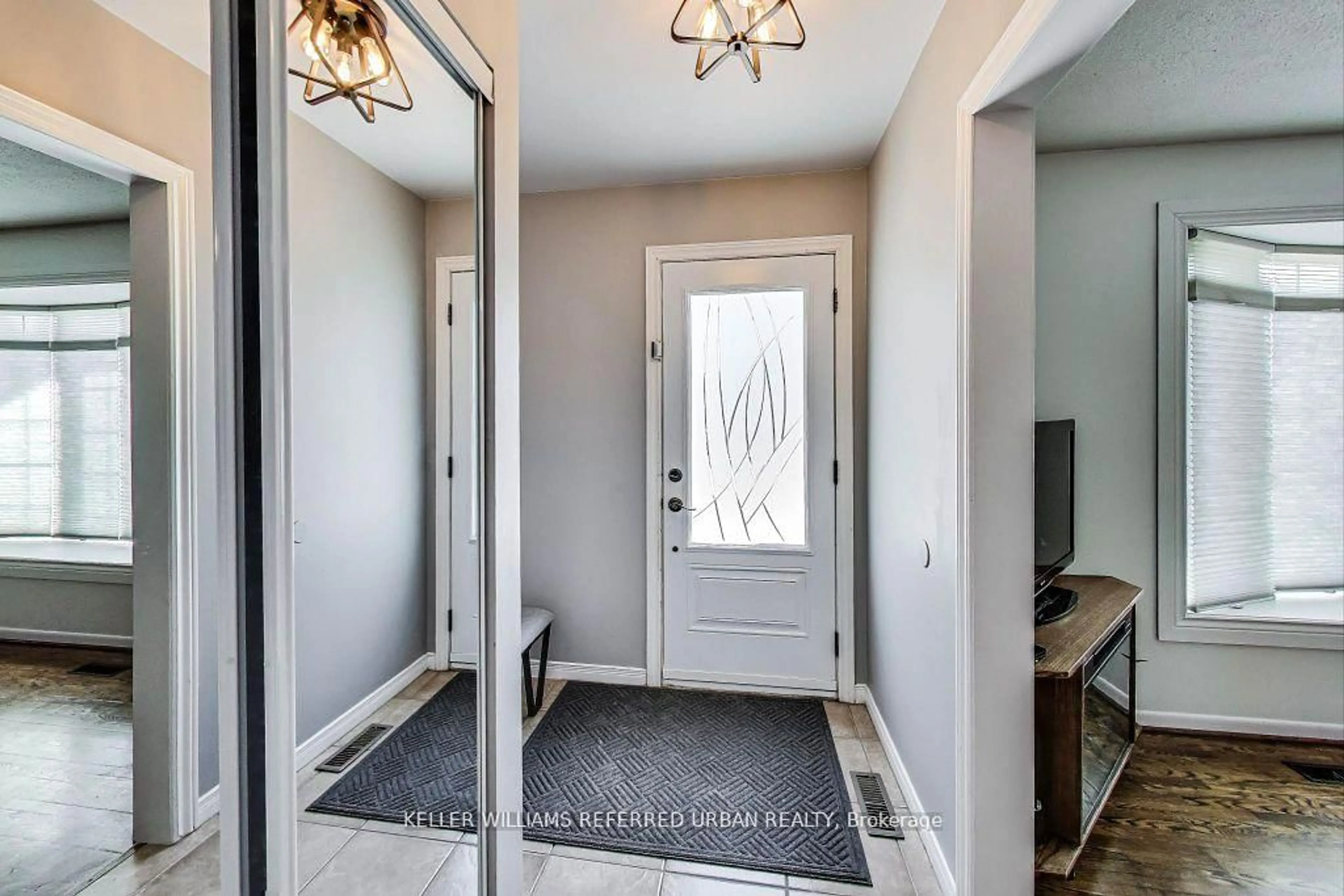 Indoor entryway for 116 Fallingdale Cres, Brampton Ontario L6T 3J6