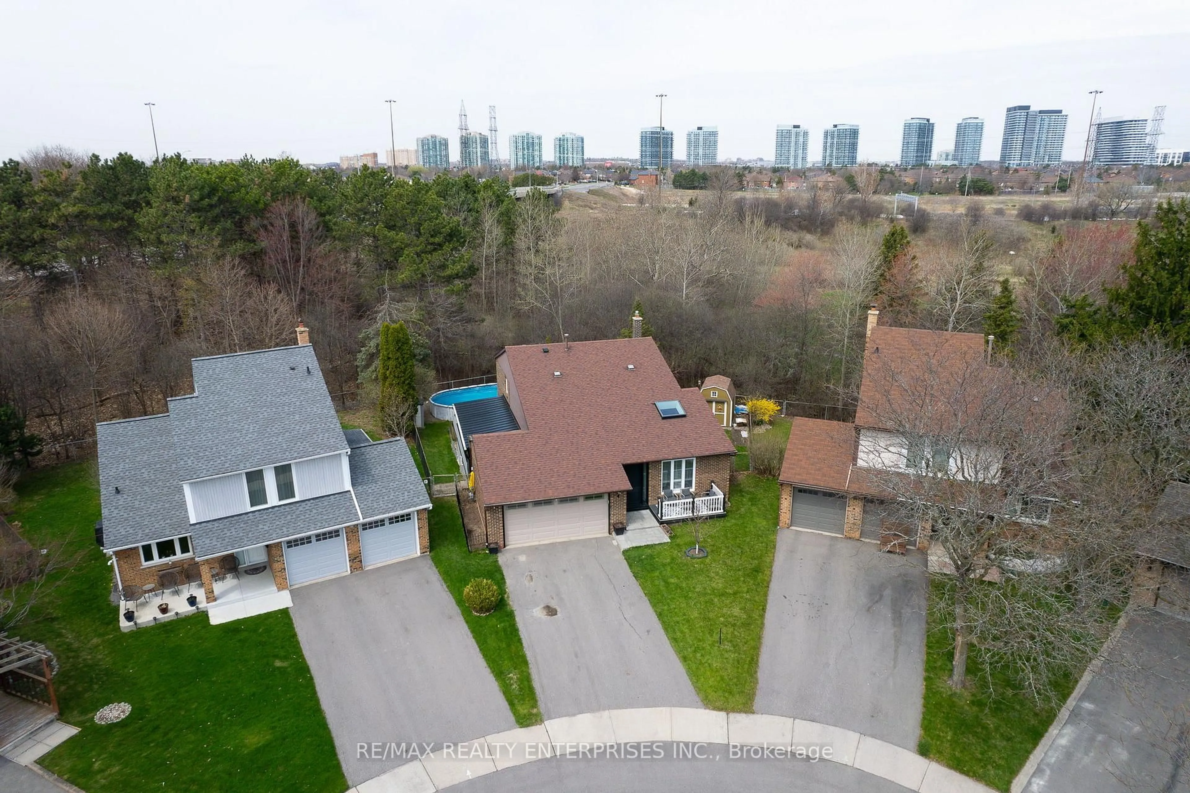A pic from outside/outdoor area/front of a property/back of a property/a pic from drone, unknown for 4280 Flitter Crt, Mississauga Ontario L5L 2H8