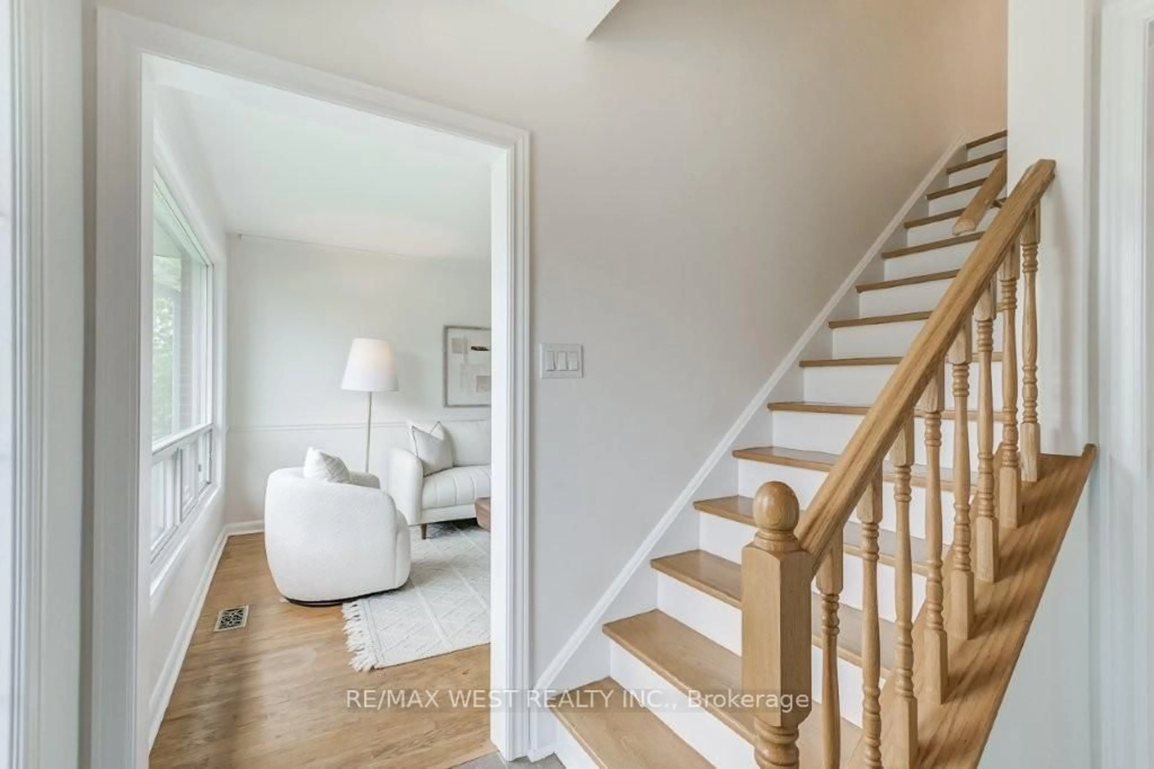 Indoor entryway for 47 Breadner Dr, Toronto Ontario M9R 3M5