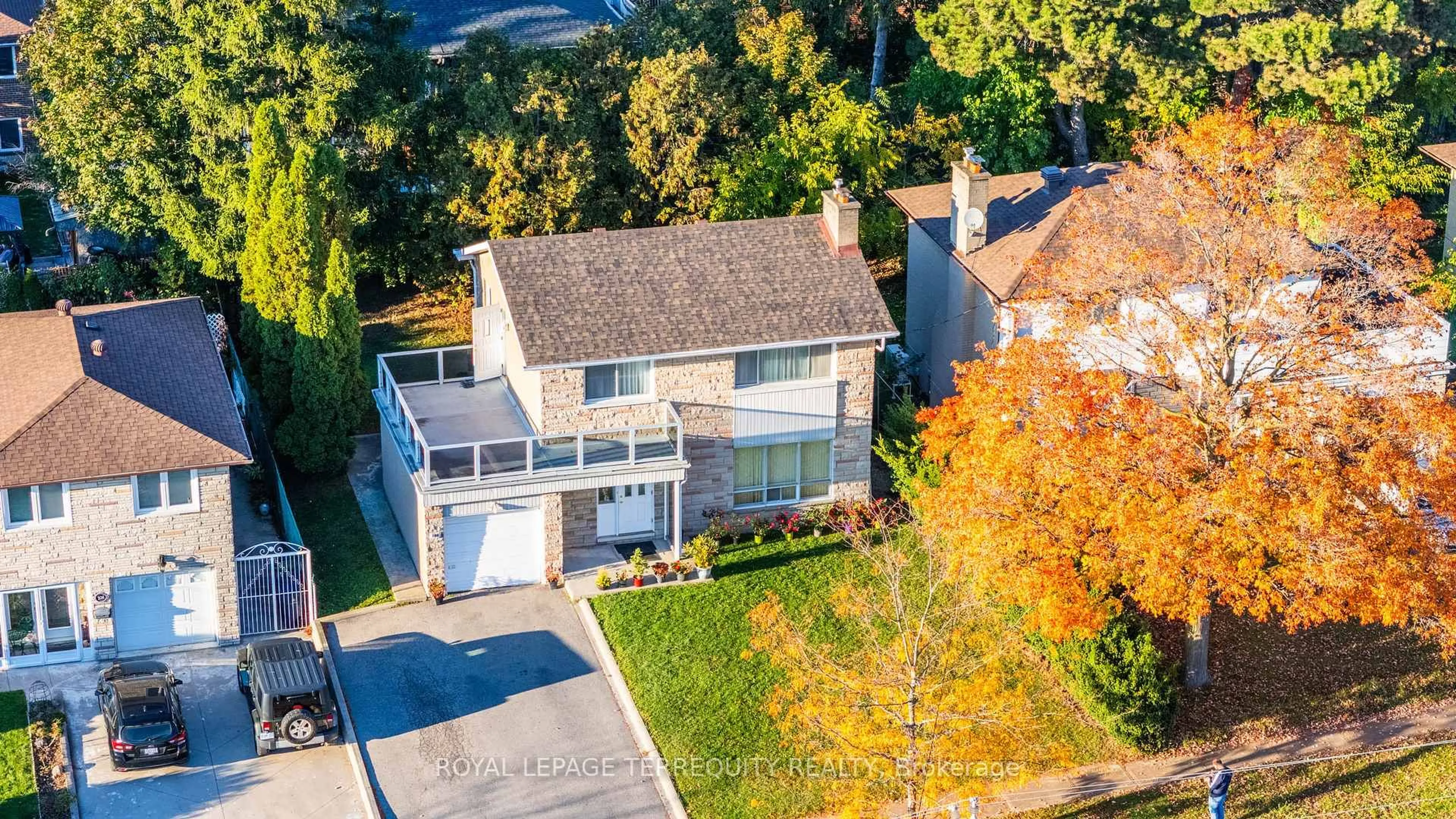 A pic from outside/outdoor area/front of a property/back of a property/a pic from drone, street for 106 Grandravine Dr, Toronto Ontario M3J 1B4