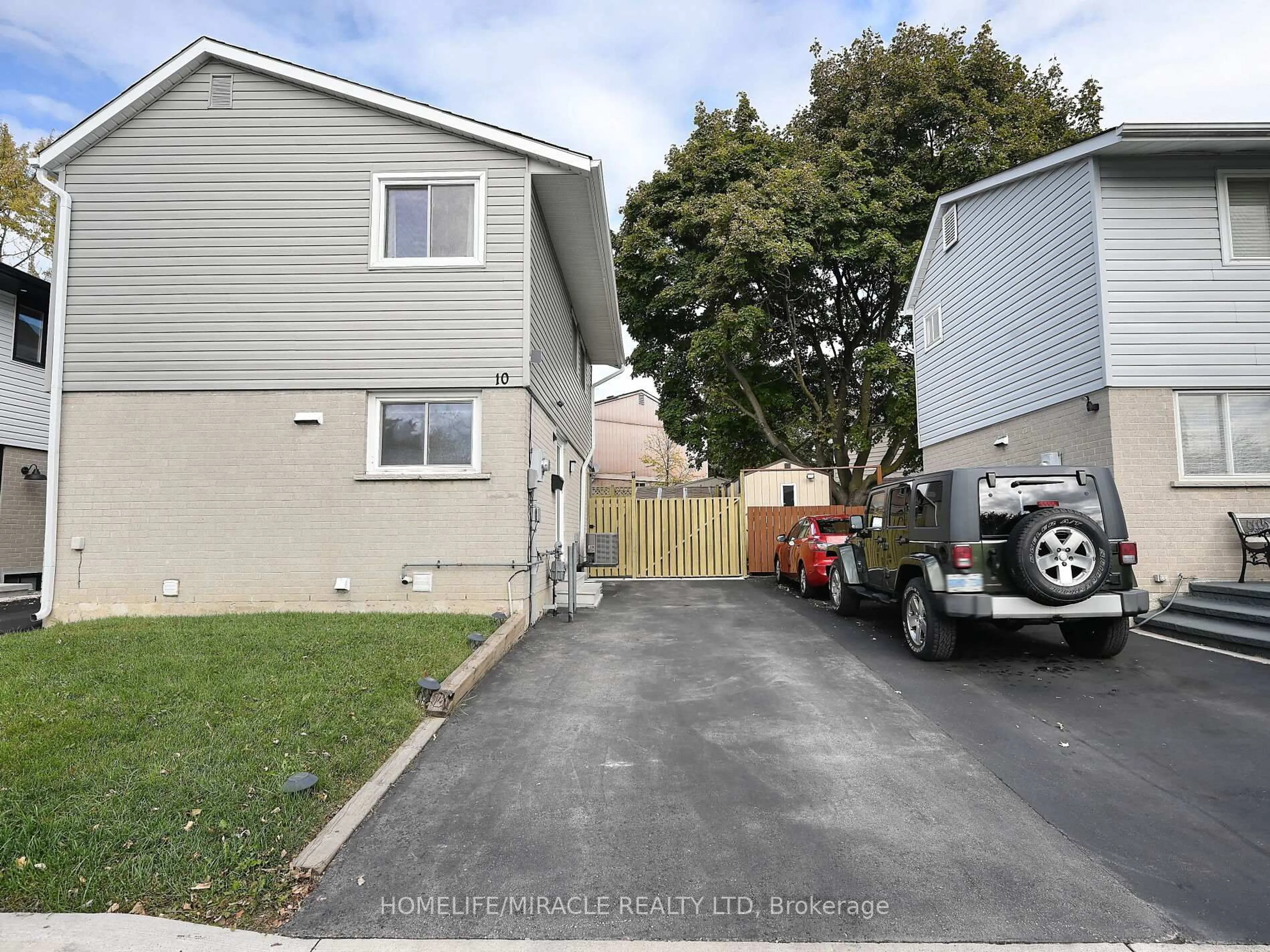 A pic from outside/outdoor area/front of a property/back of a property/a pic from drone, street for 10 Grass Point Sq, Brampton Ontario L6S 2J2