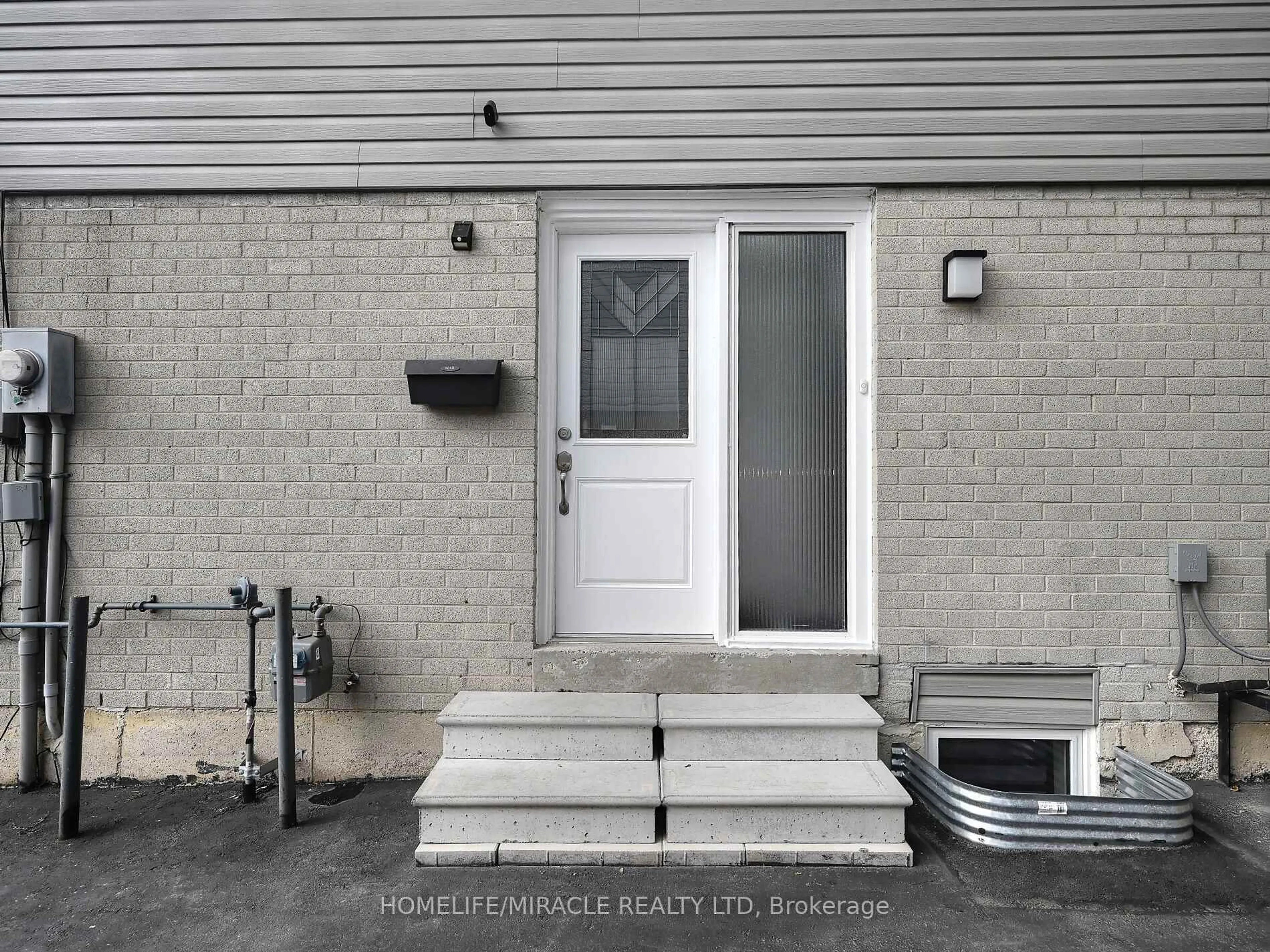 Indoor entryway for 10 Grass Point Sq, Brampton Ontario L6S 2J2