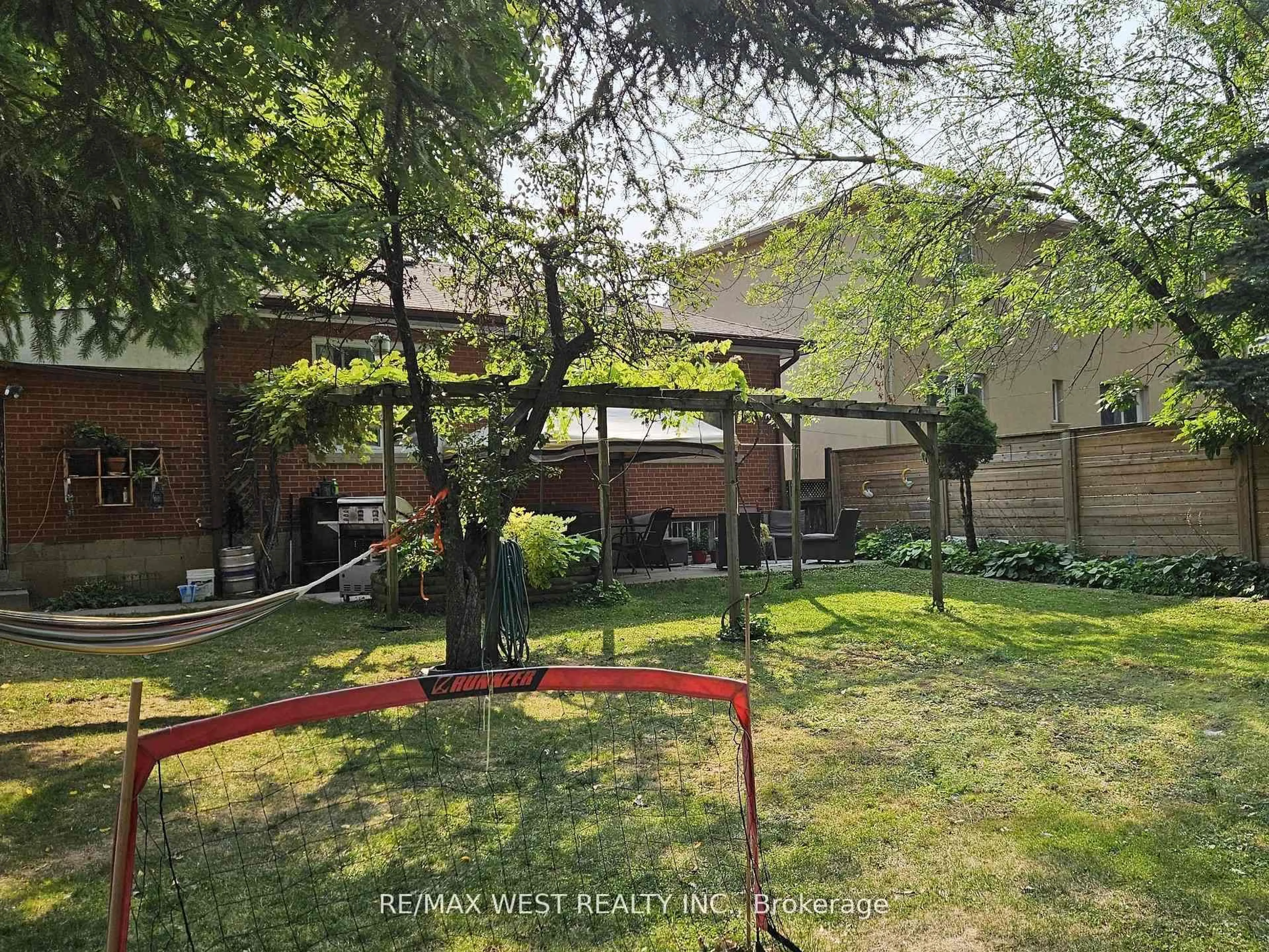 A pic from outside/outdoor area/front of a property/back of a property/a pic from drone, street for 30 Golfwood Hts, Toronto Ontario M9P 3M1