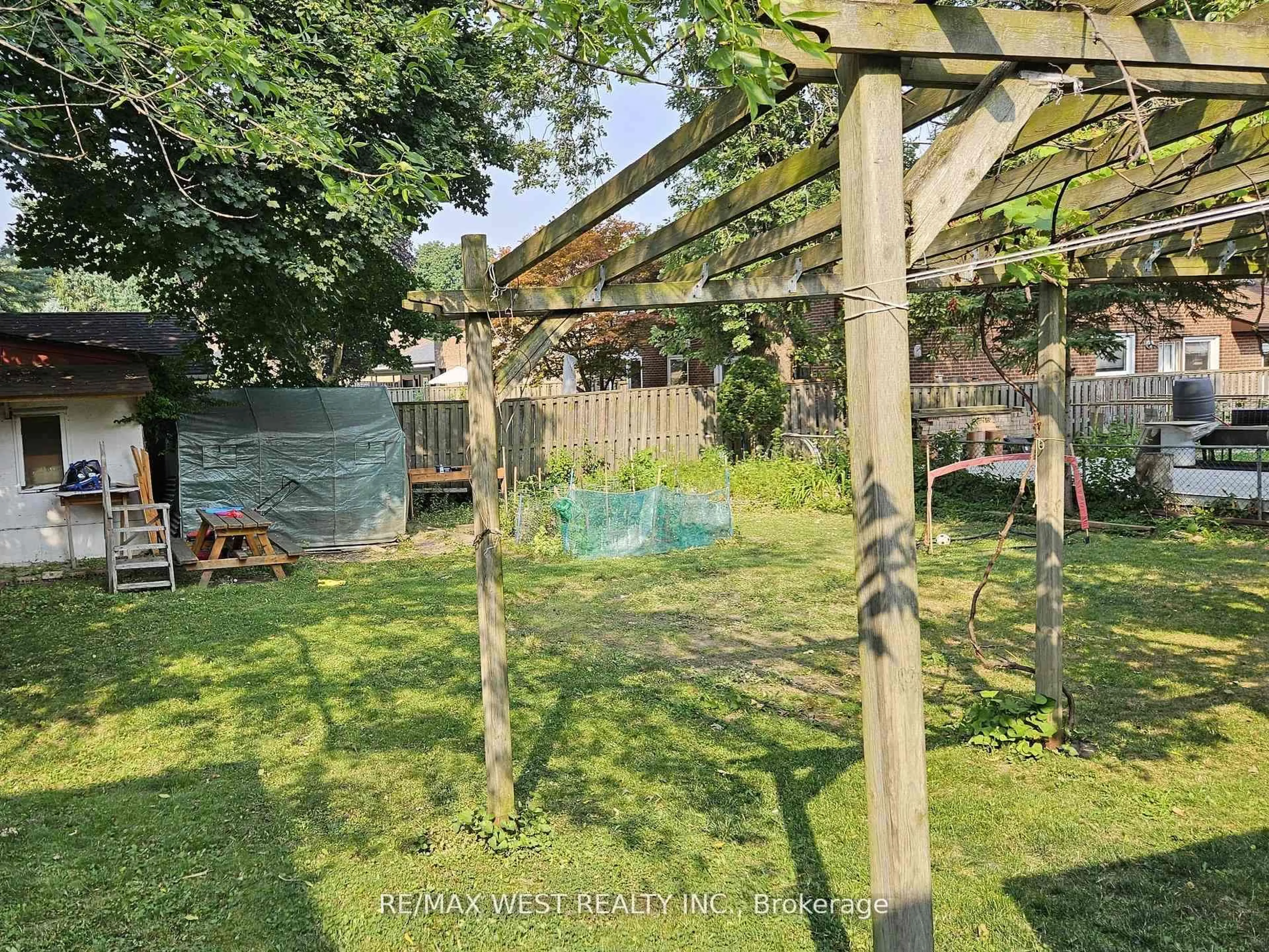 Patio, forest/trees view for 30 Golfwood Hts, Toronto Ontario M9P 3M1