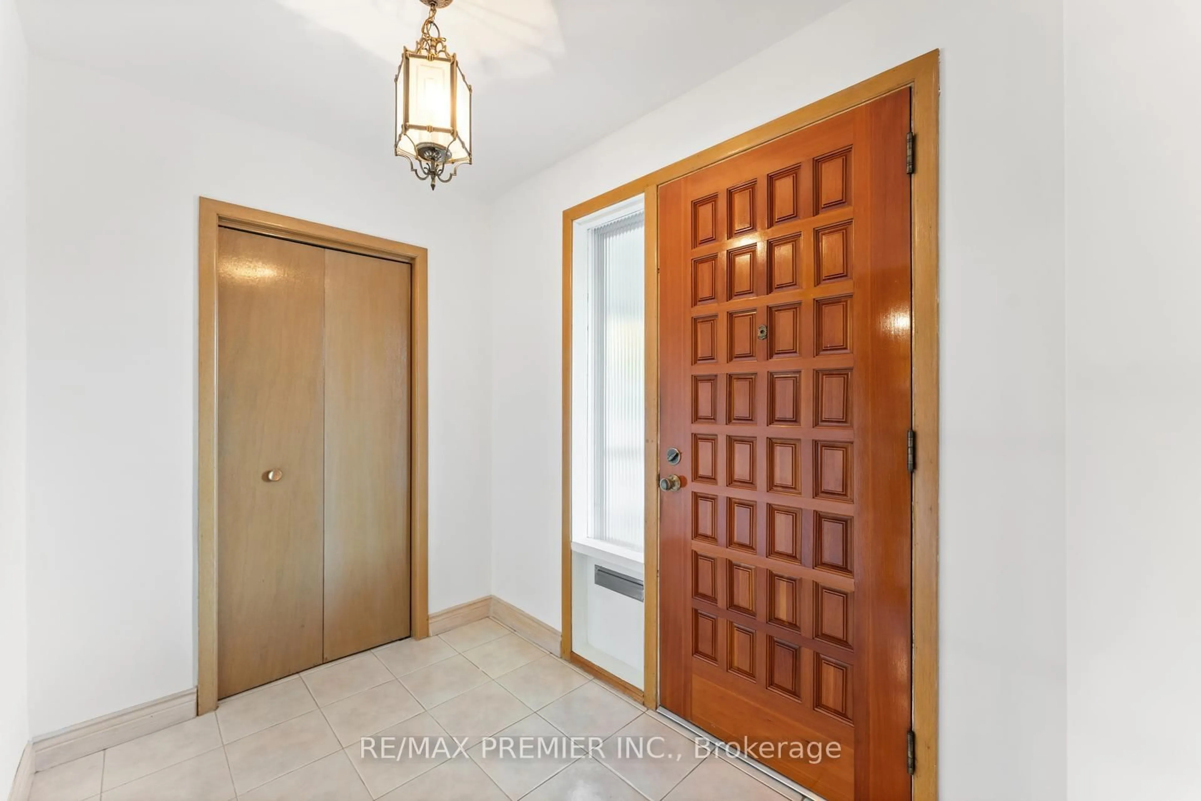 Indoor entryway for 75 Monclova Rd, Toronto Ontario M3M 1N9