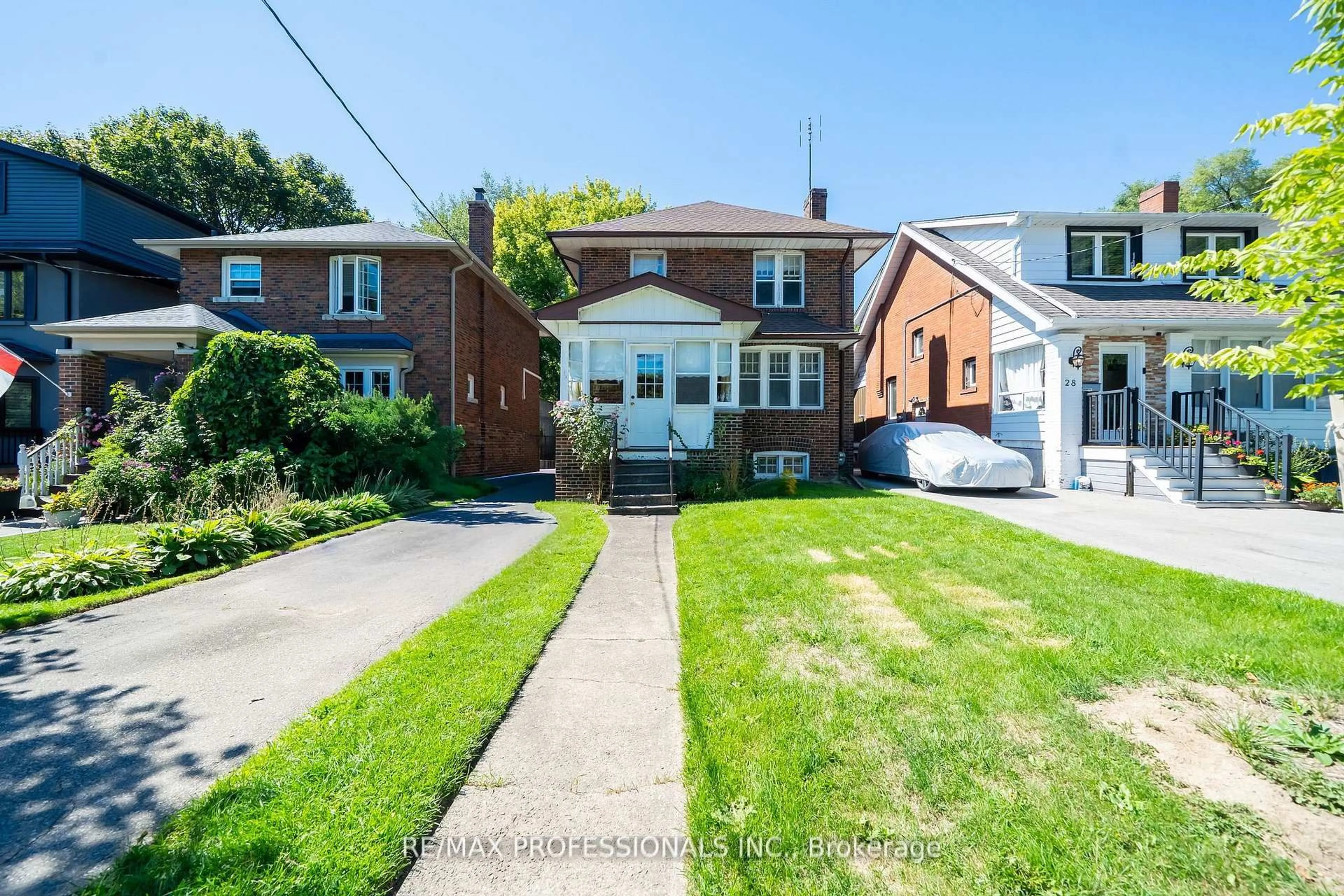 A pic from outside/outdoor area/front of a property/back of a property/a pic from drone, street for 24 Queens Ave, Toronto Ontario M8V 2N1