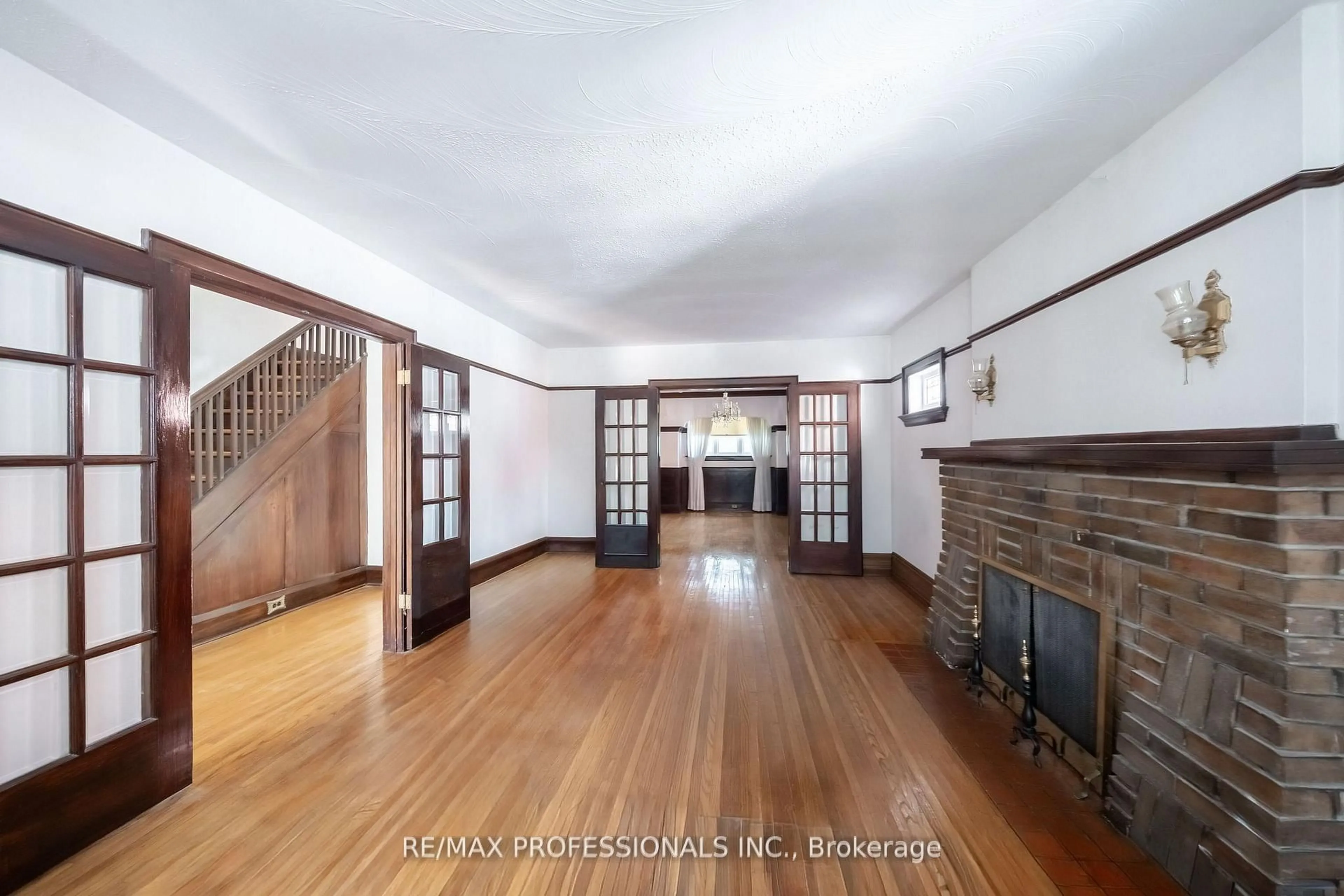 Indoor foyer for 24 Queens Ave, Toronto Ontario M8V 2N1