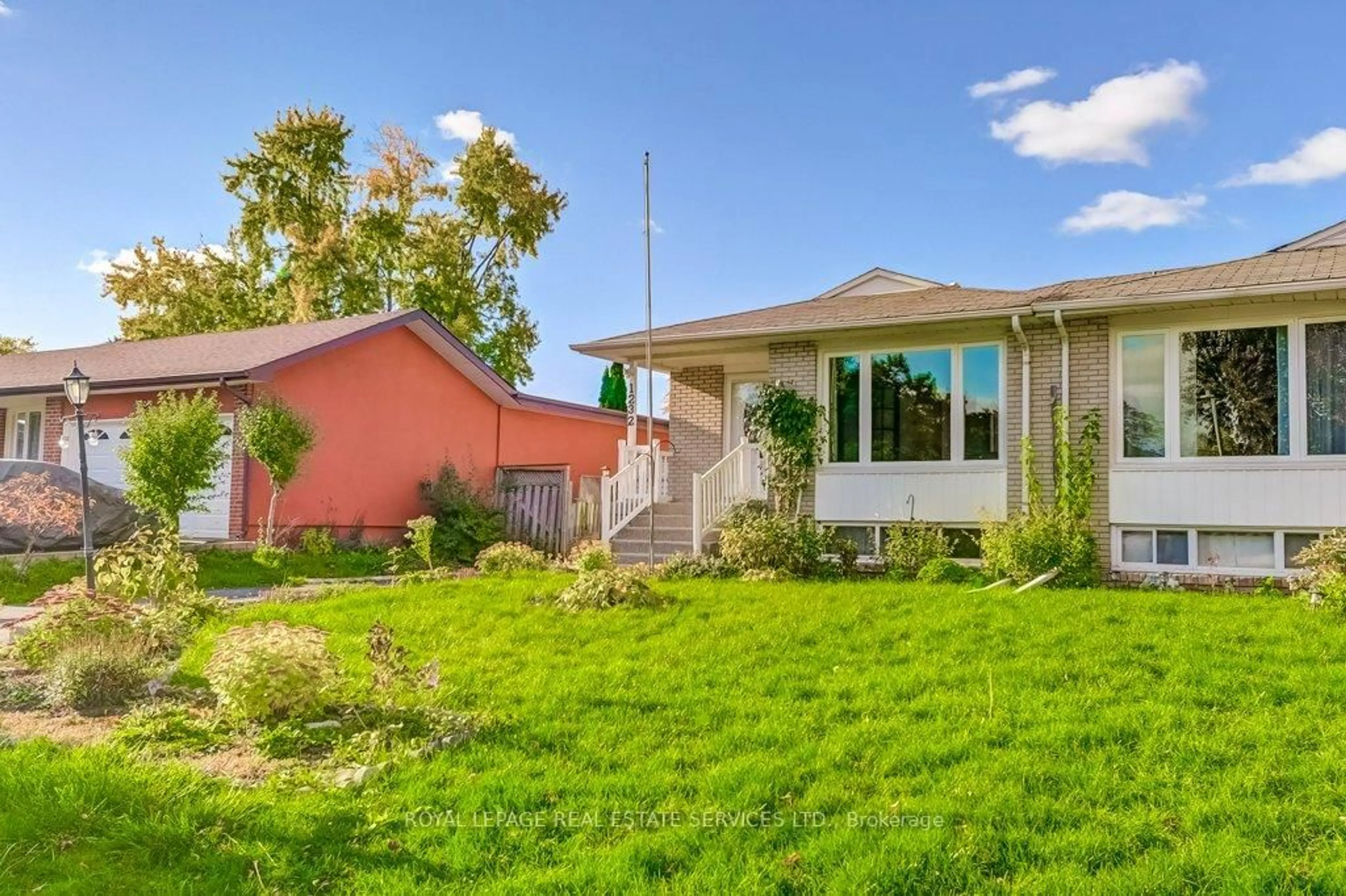 Home with vinyl exterior material, street for 1232 Napier Cres, Oakville Ontario L6H 2A4