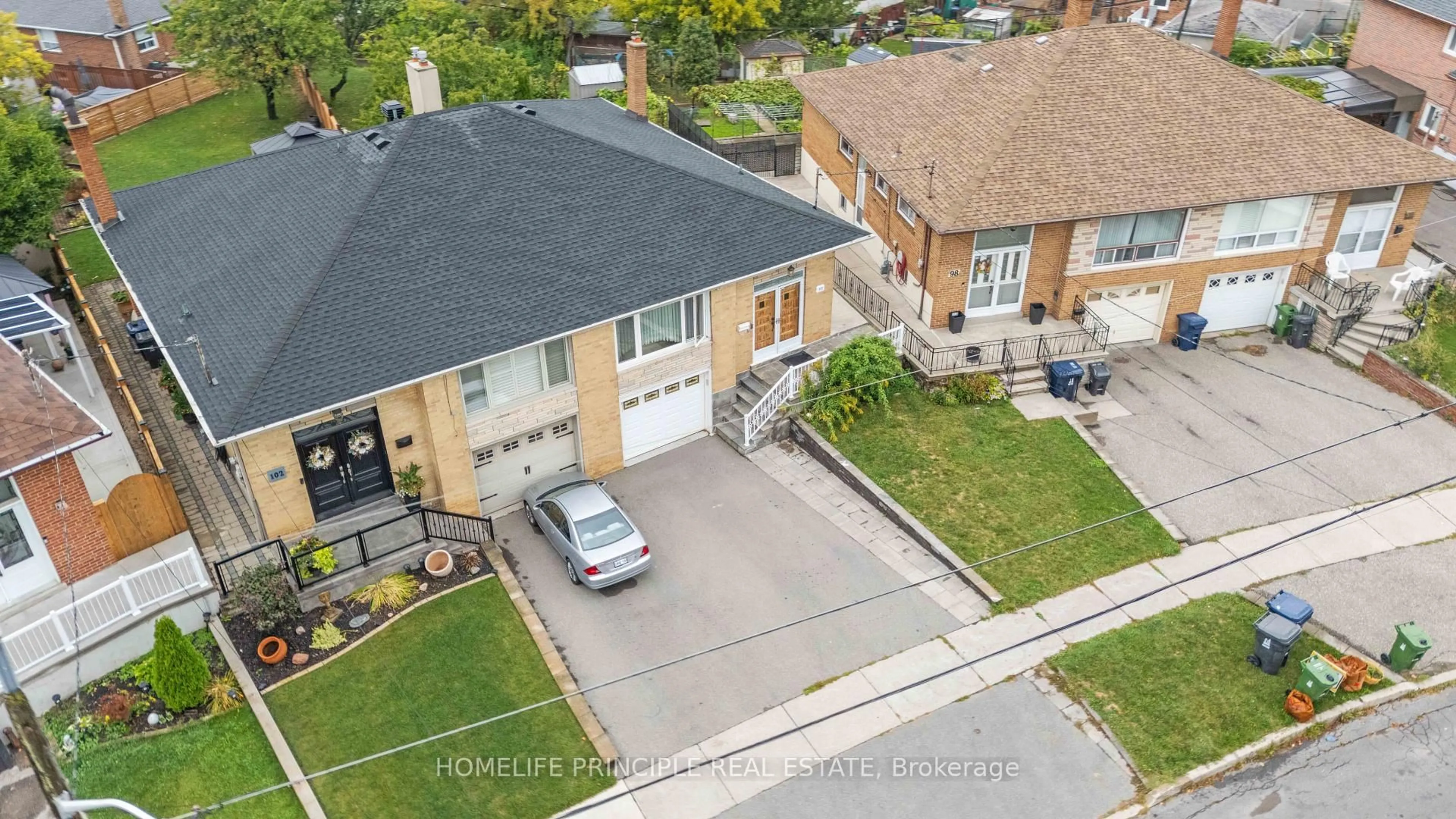 A pic from outside/outdoor area/front of a property/back of a property/a pic from drone, street for 100 Victory Dr, Toronto Ontario M3M 2J8